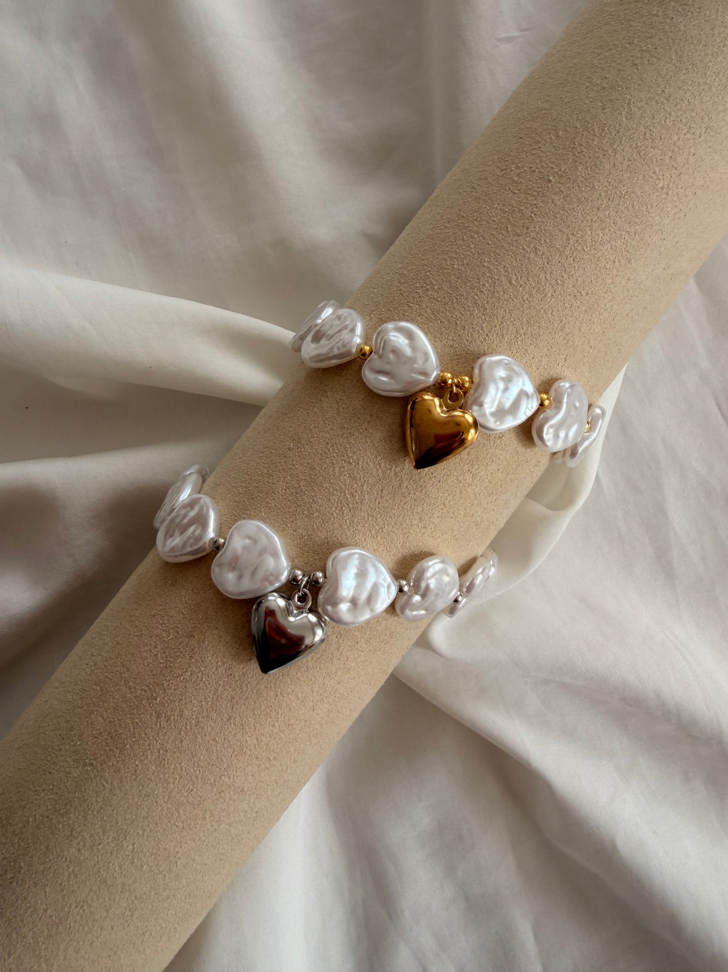 Bracciale Diana in acciaio inox con perle e ciondolo a cuore. In oro e argento