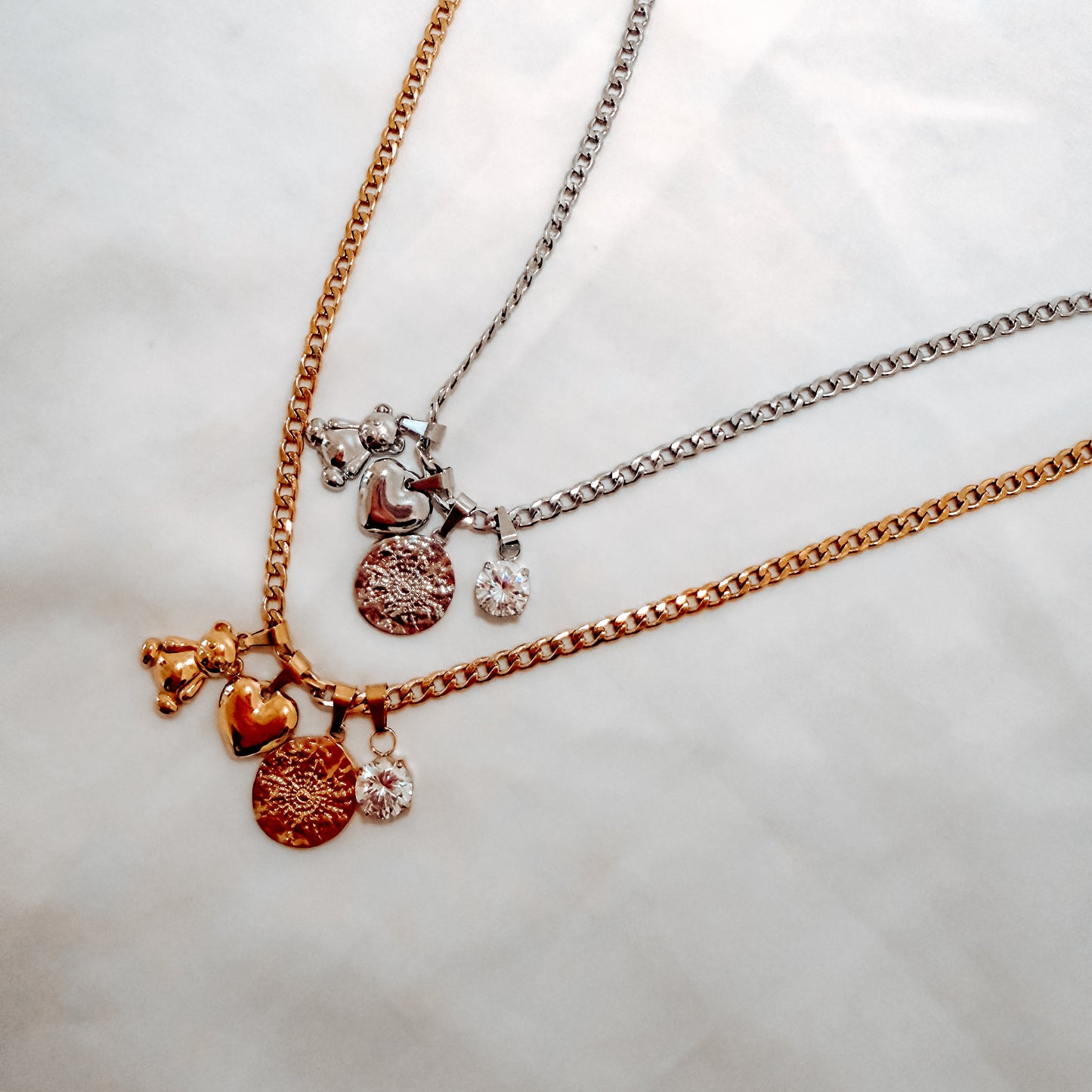 Collana Anna in acciaio inox con catena e ciondoli. In oro e argento