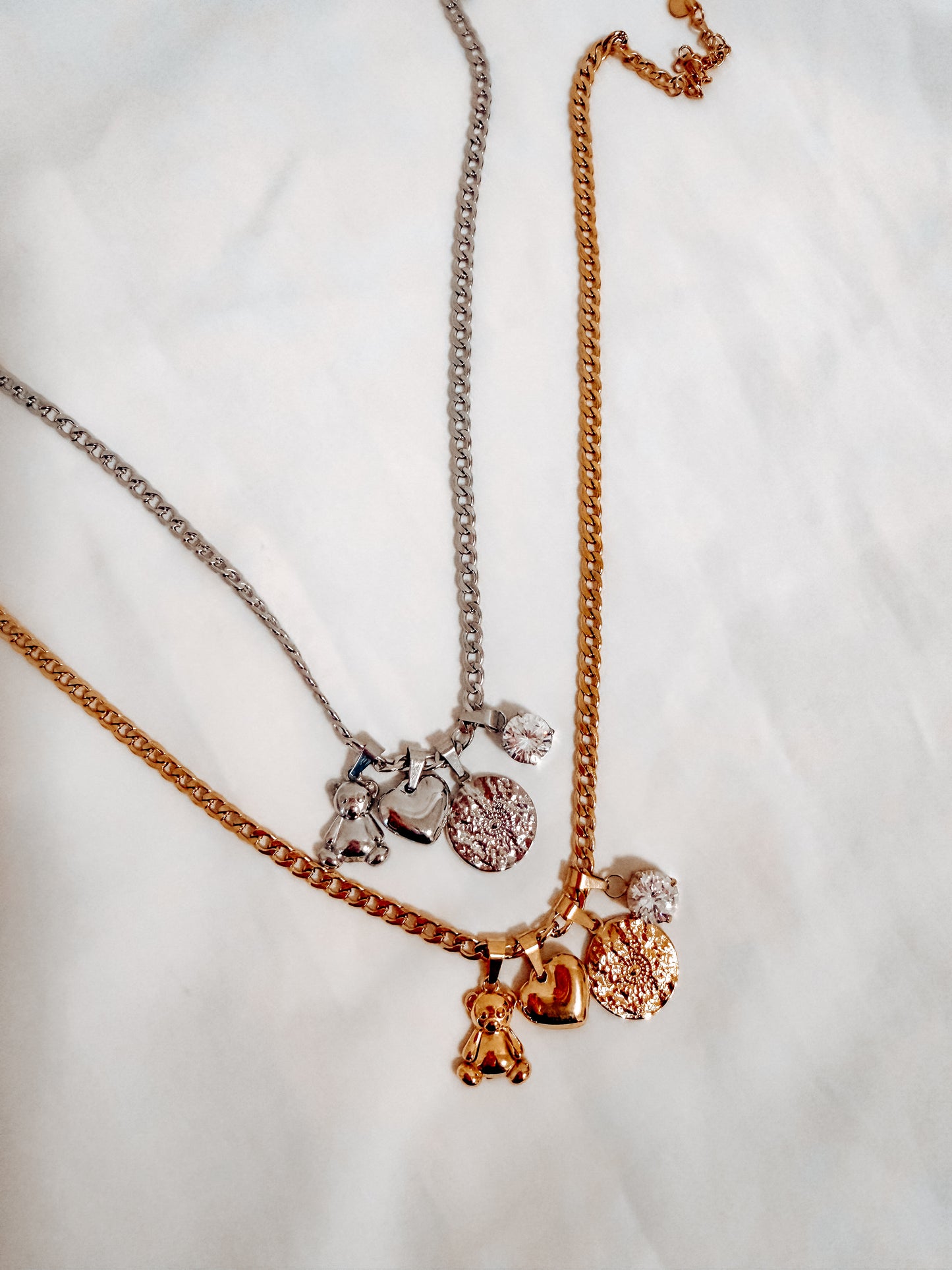 Collana Anna in acciaio inox con catena e ciondoli. In oro e argento