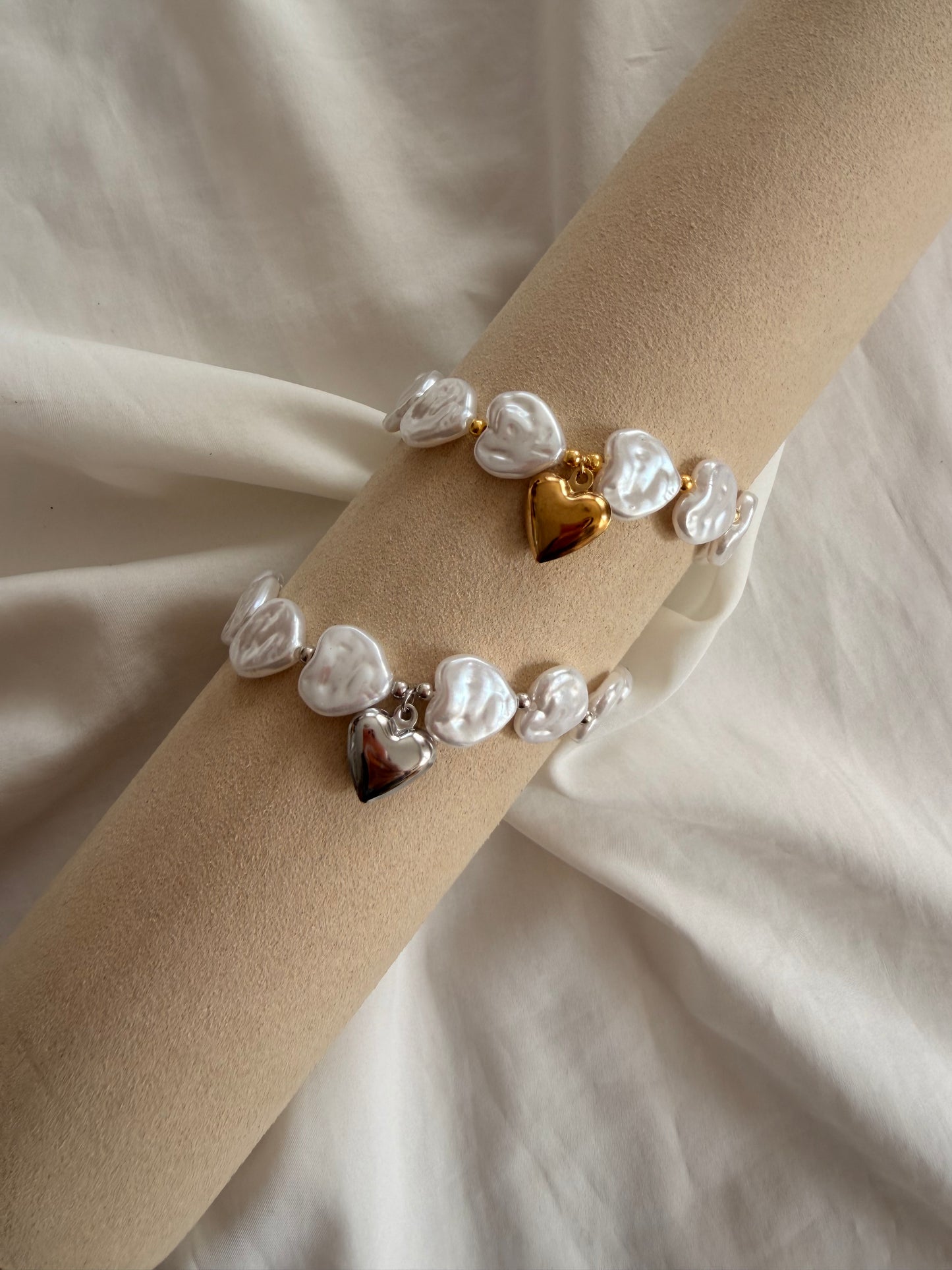 Bracciale Diana in acciaio inox con perle e ciondolo a cuore. In oro e argento