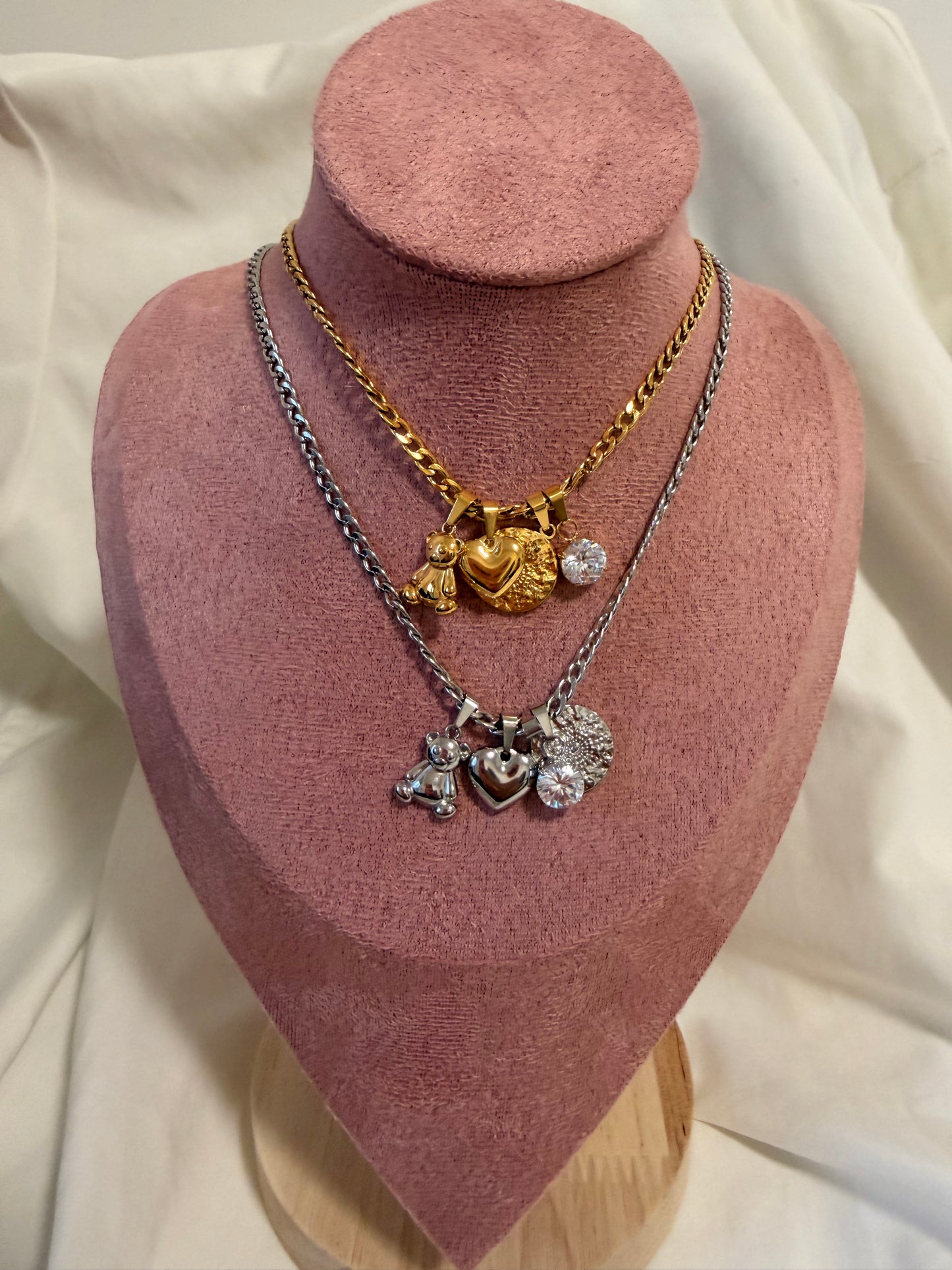 Collana Anna in acciaio inox con catena e ciondoli. In oro e argento