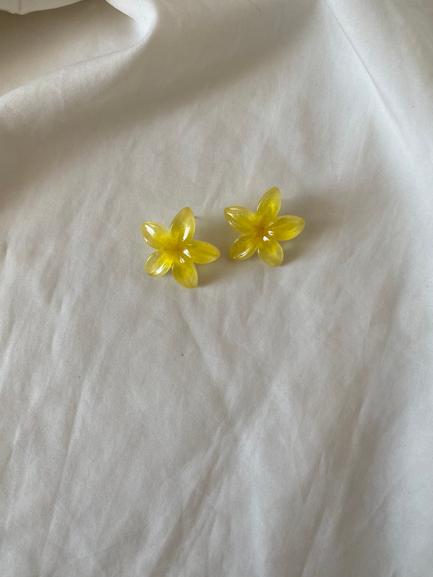 Combo orecchini + ferma capelli “FLEUR” colore giallo