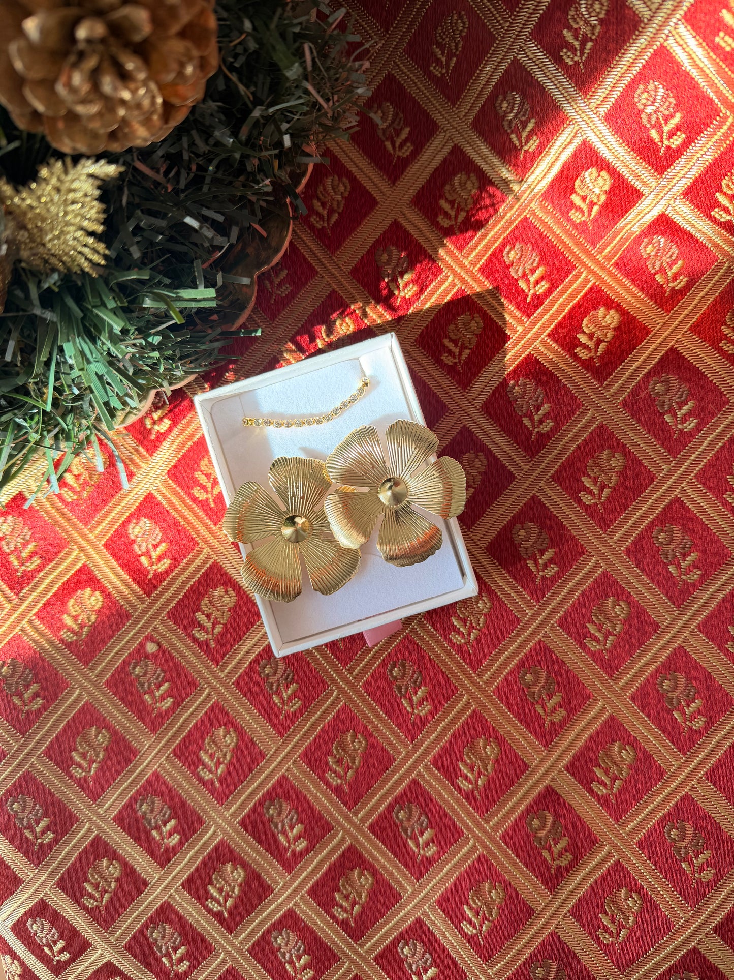 Set natalizio: bracciale tennis+orecchini a fiore a lobo. Color oro. In acciaio inox