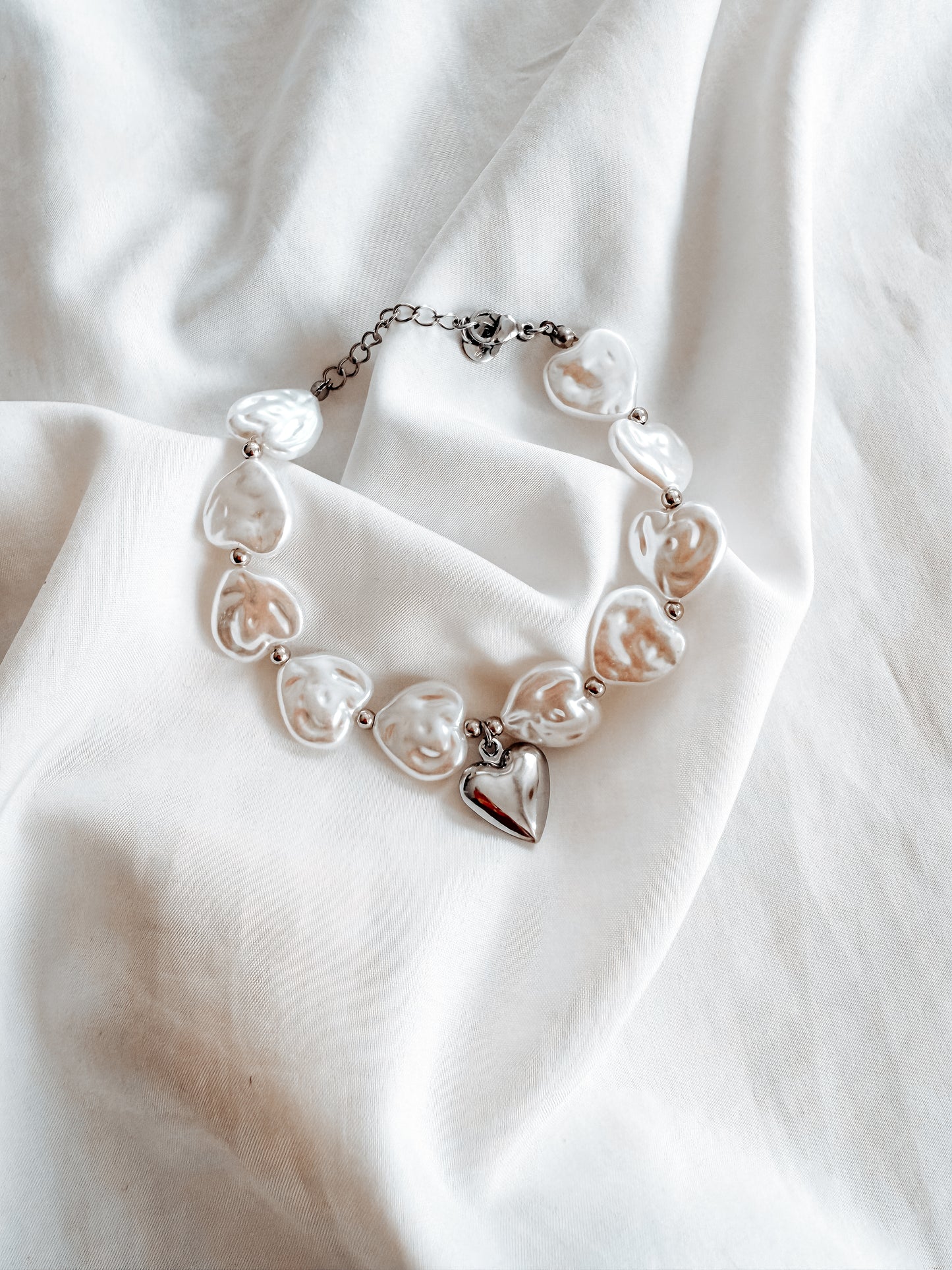 Bracciale Diana in acciaio inox con perle e ciondolo a cuore. In oro e argento