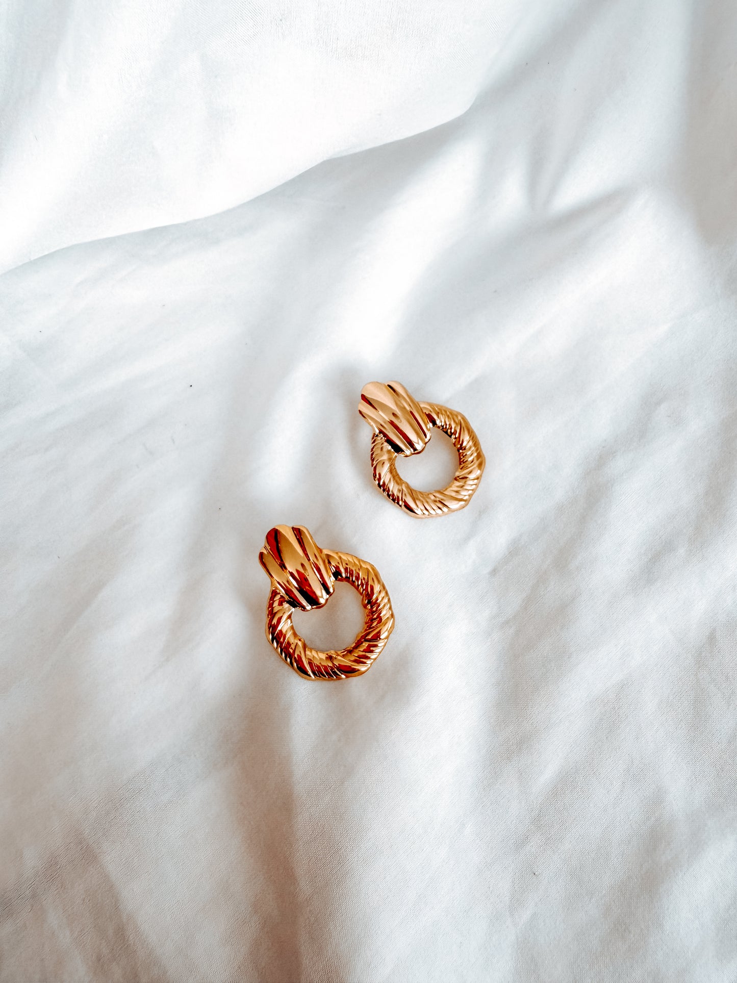 Orecchini Emma a lobo in acciaio inox.