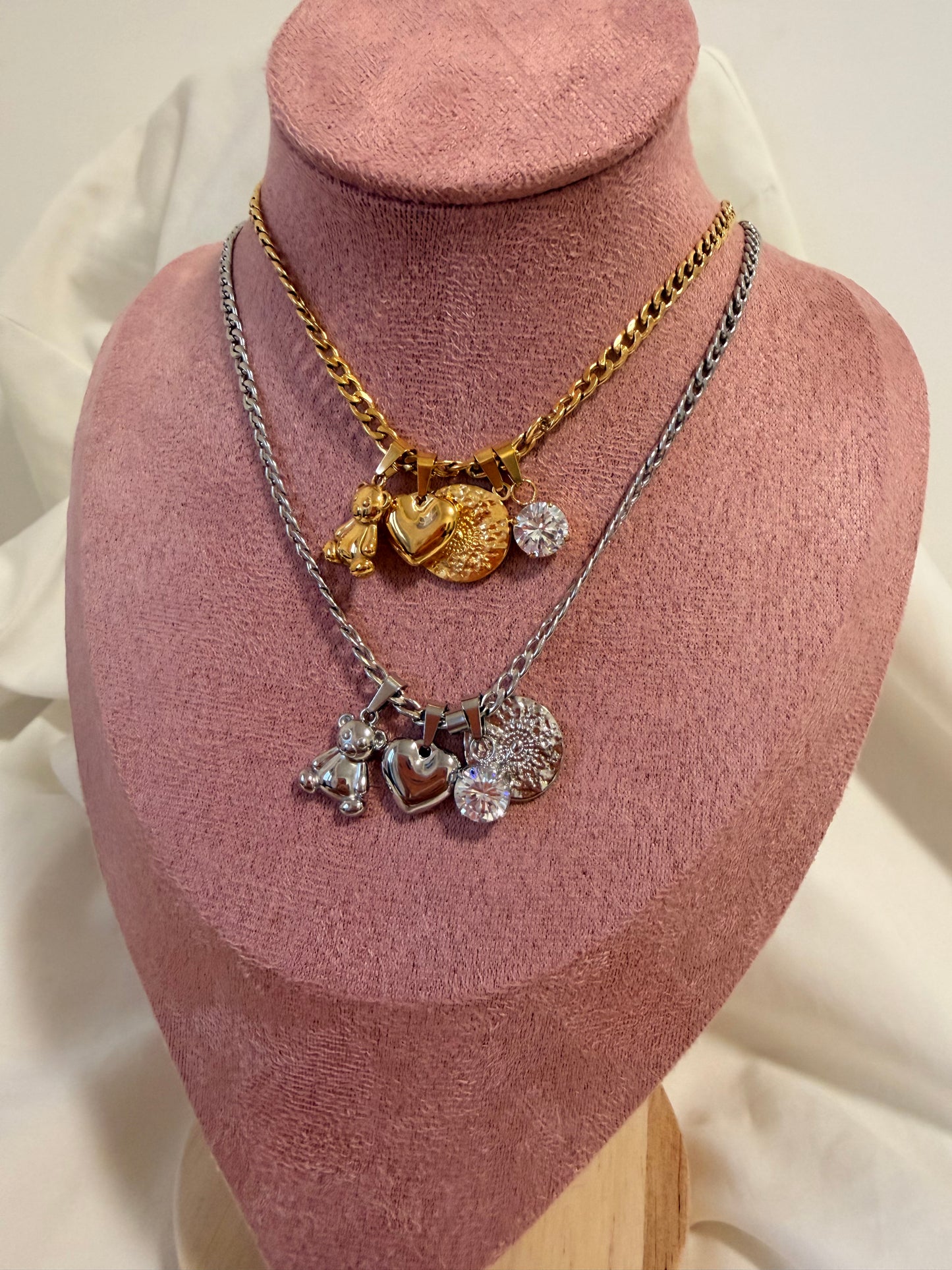 Collana Anna in acciaio inox con catena e ciondoli. In oro e argento