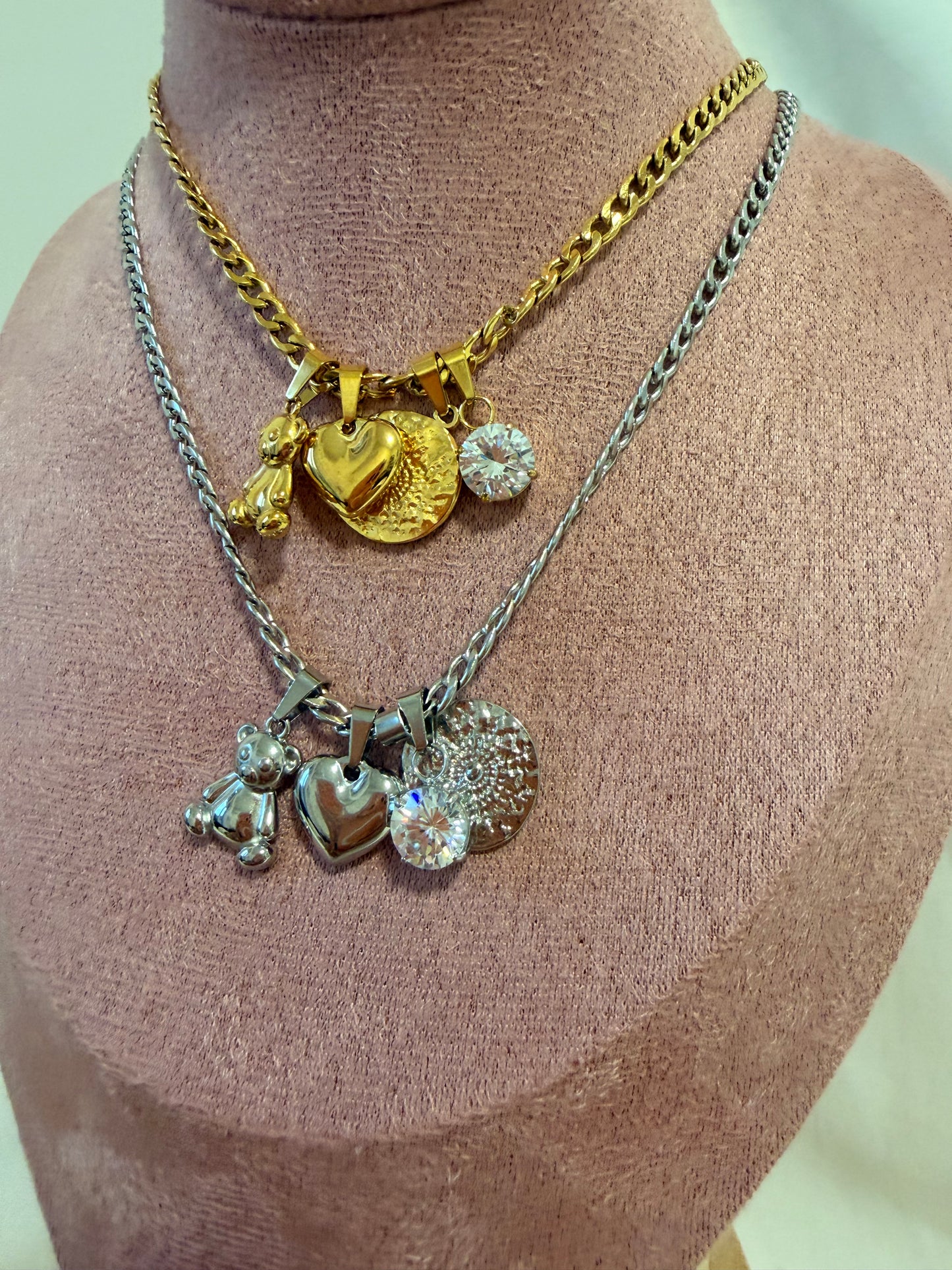 Collana Anna in acciaio inox con catena e ciondoli. In oro e argento