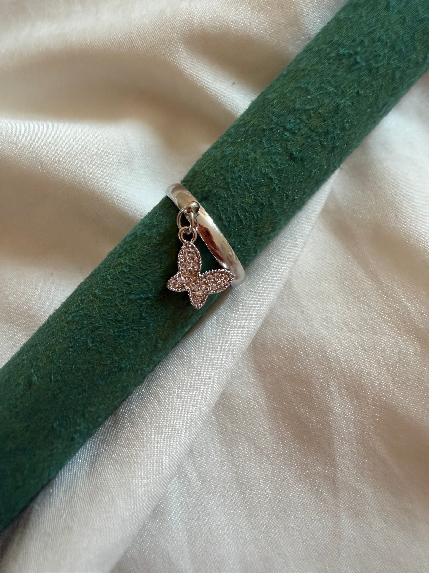 Anello “Sybilla” regolabile in acciaio inox color oro e argento. Con pendente con strass