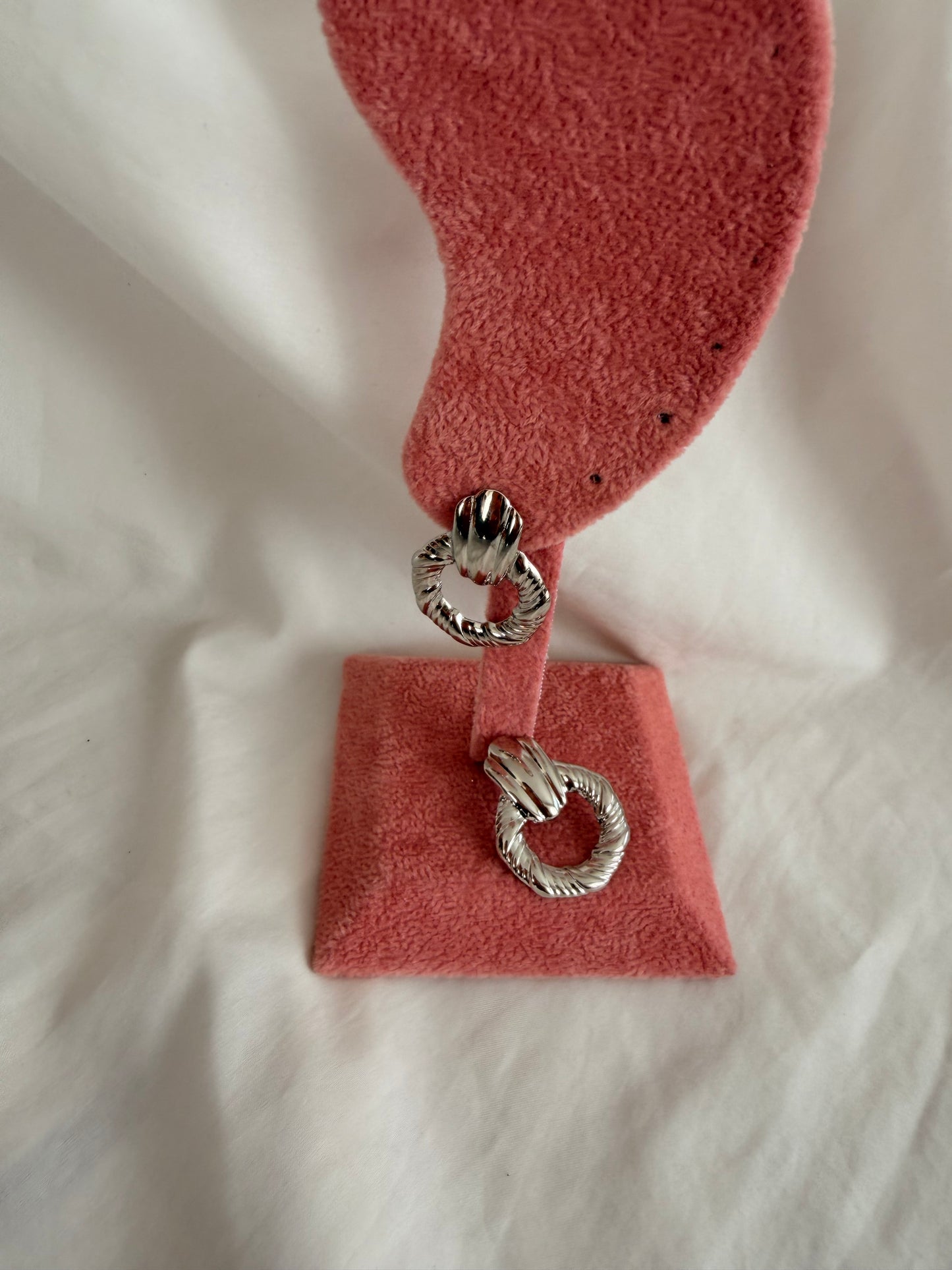 Orecchini Emma a lobo in acciaio inox.