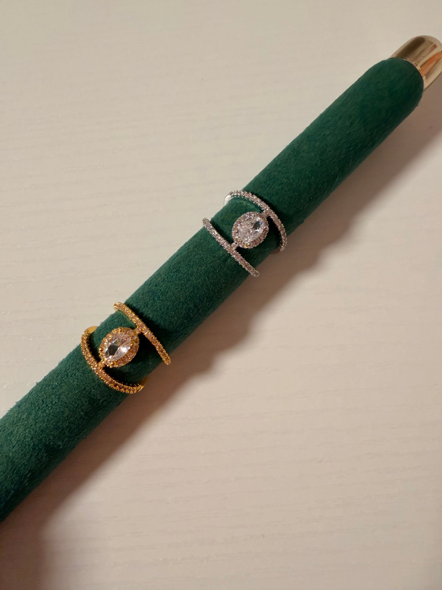 Anello “Elizabeth” regolabile in acciaio inox con strass.