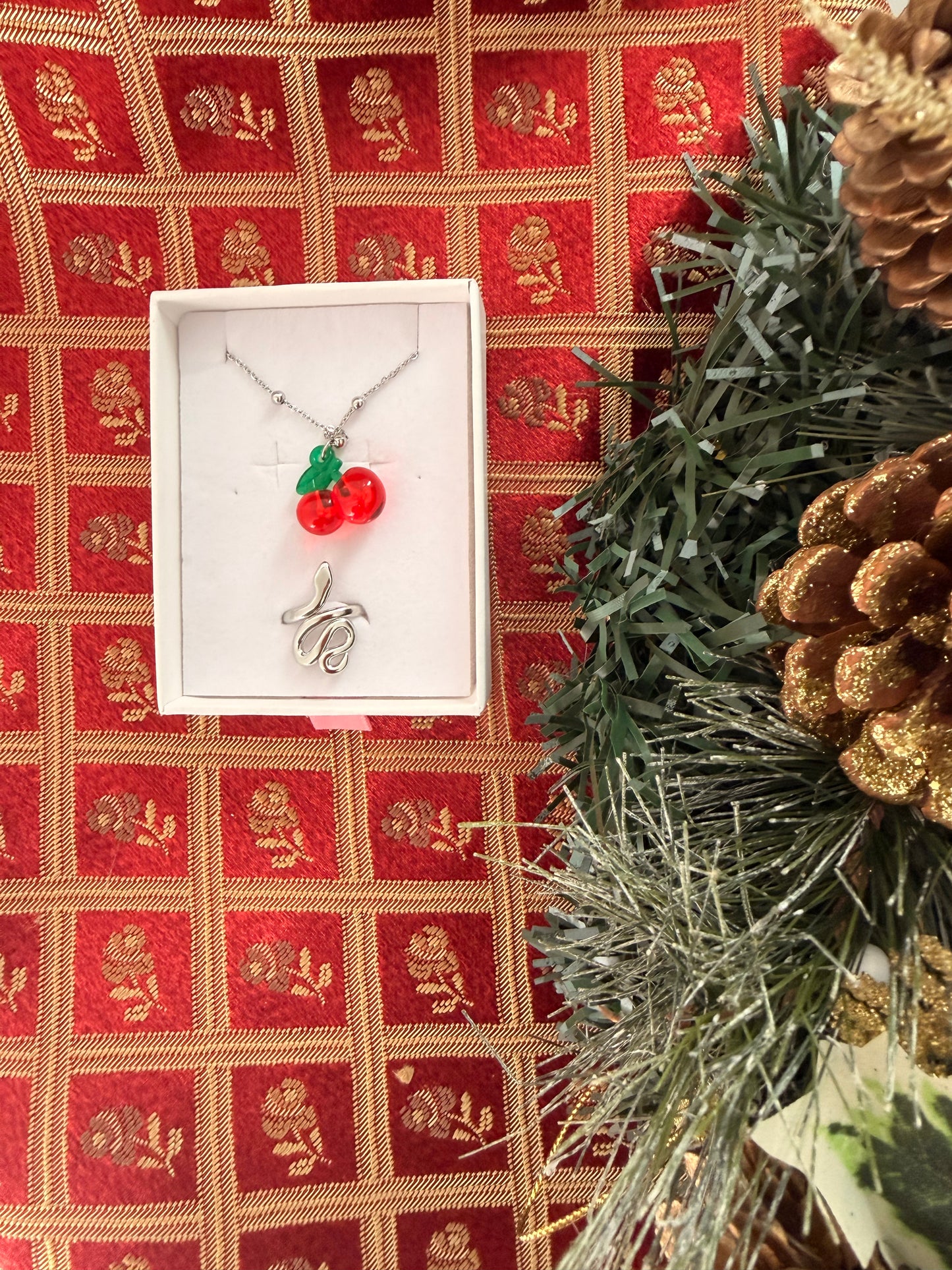 Set natalizio: bracciale con ciliegie e anello con serpente regolabile. Colore argento in acciaio inox