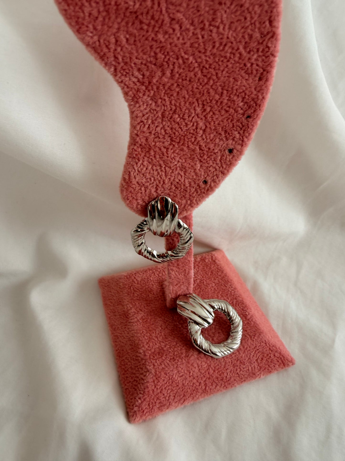 Orecchini Emma a lobo in acciaio inox.