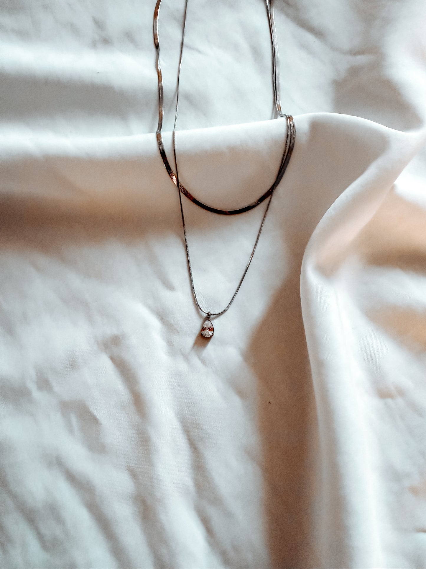 Collana “Elizabeth” in acciaio inox con brillantino pendente. In oro e argento