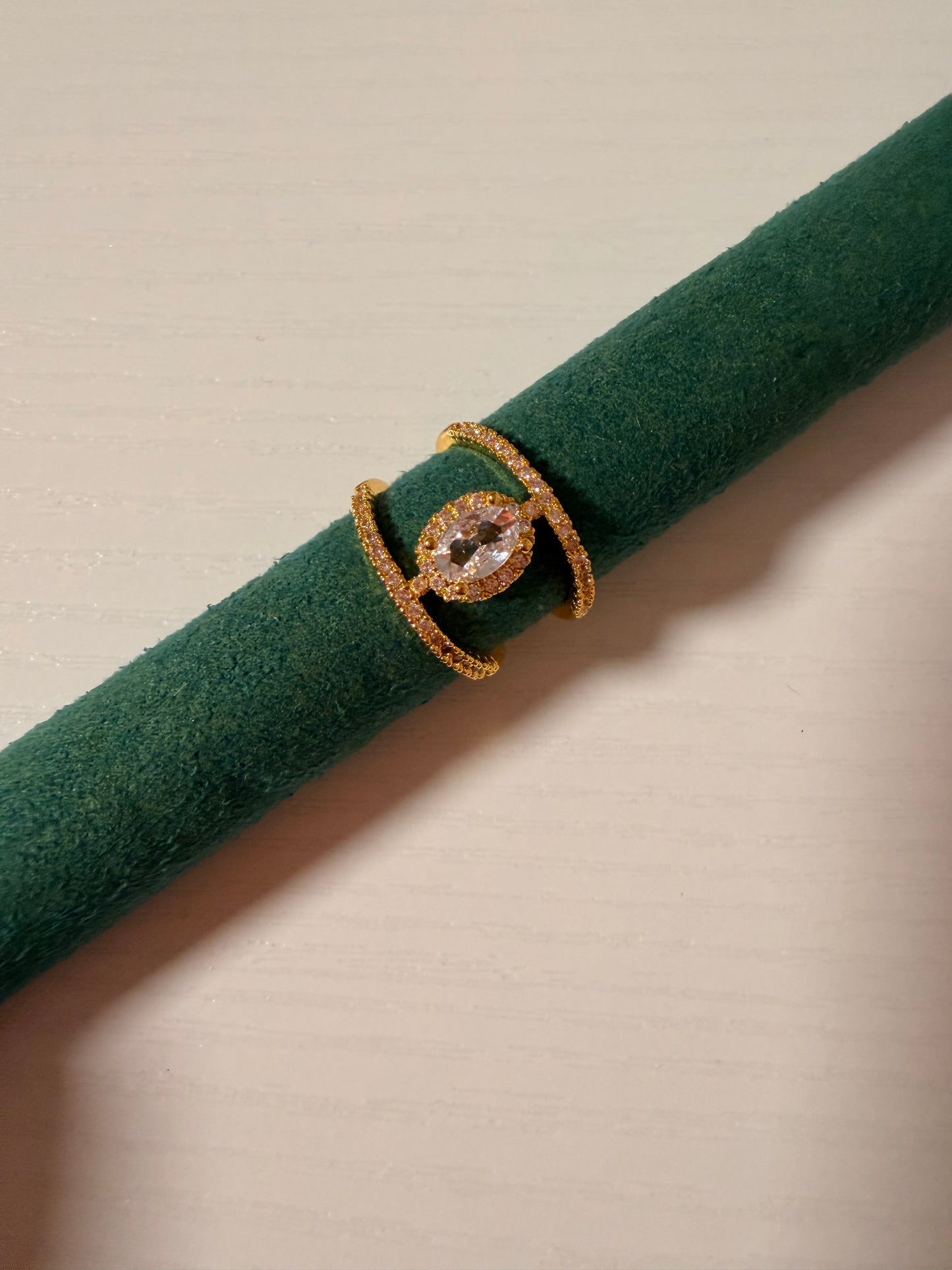 Anello “Elizabeth” regolabile in acciaio inox con strass.