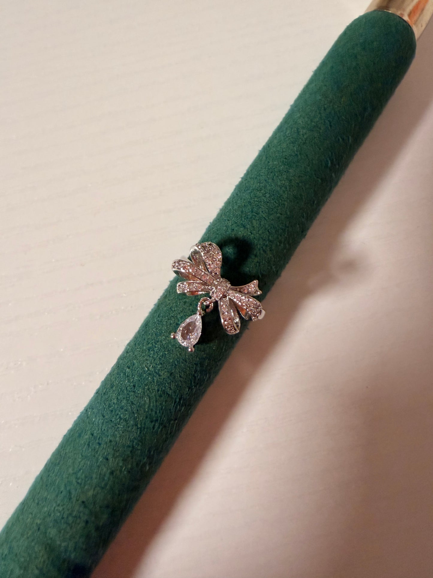 Anello “Virginia” regolabile in acciaio inox con fiocco con strass e strass pendente