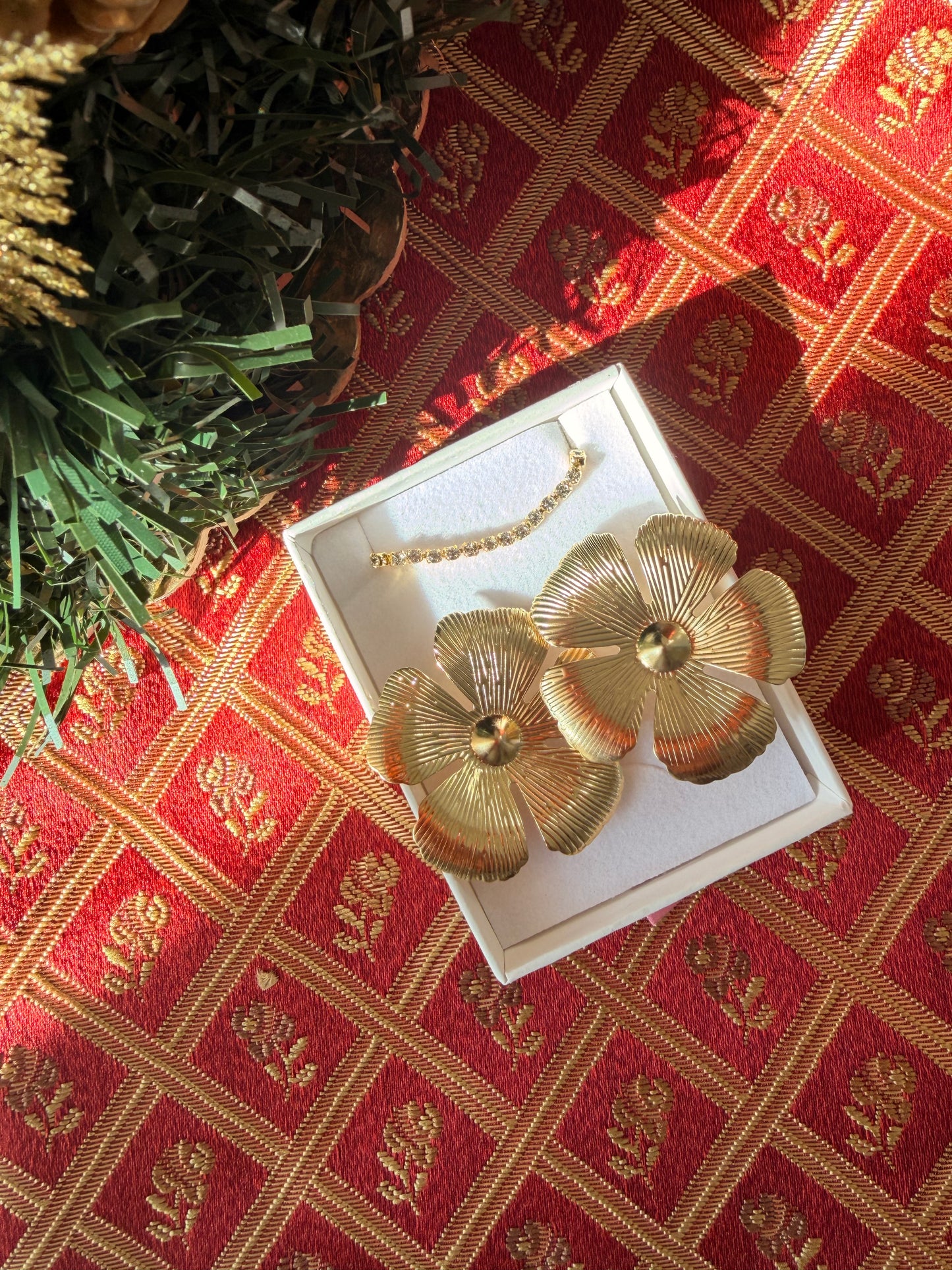 Set natalizio: bracciale tennis+orecchini a fiore a lobo. Color oro. In acciaio inox