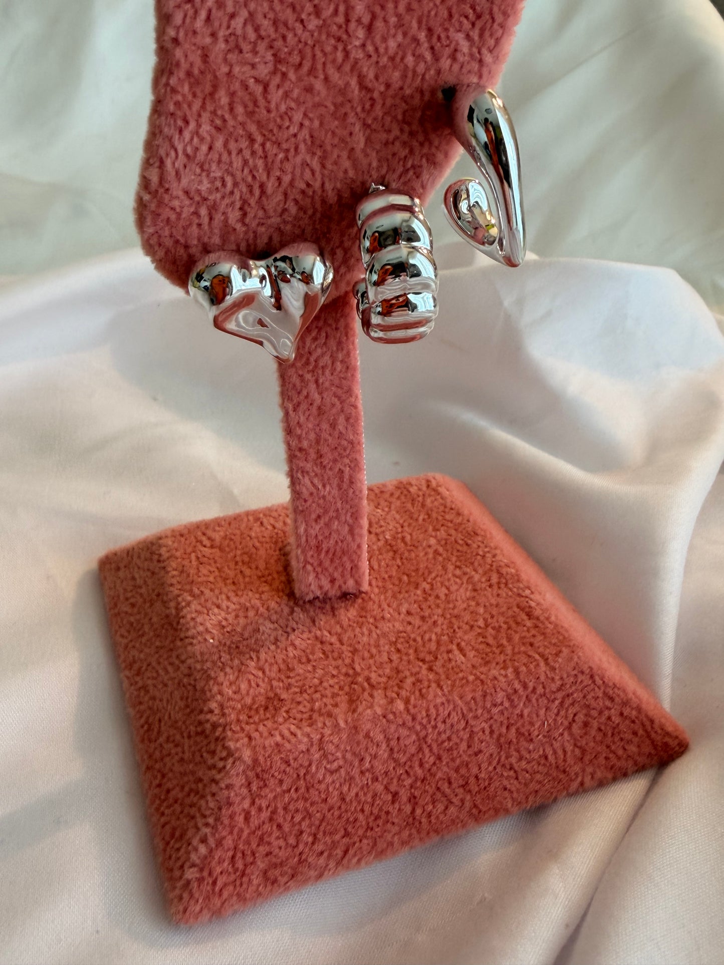 Set orecchini “Harriet” in plastica e acciaio inox. Color argento e oro.