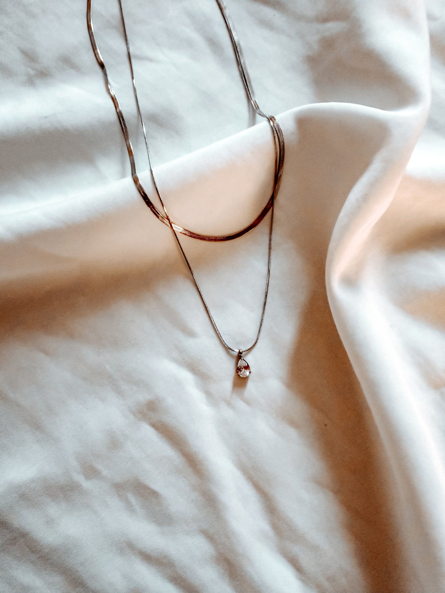 Collana “Elizabeth” in acciaio inox con brillantino pendente. In oro e argento