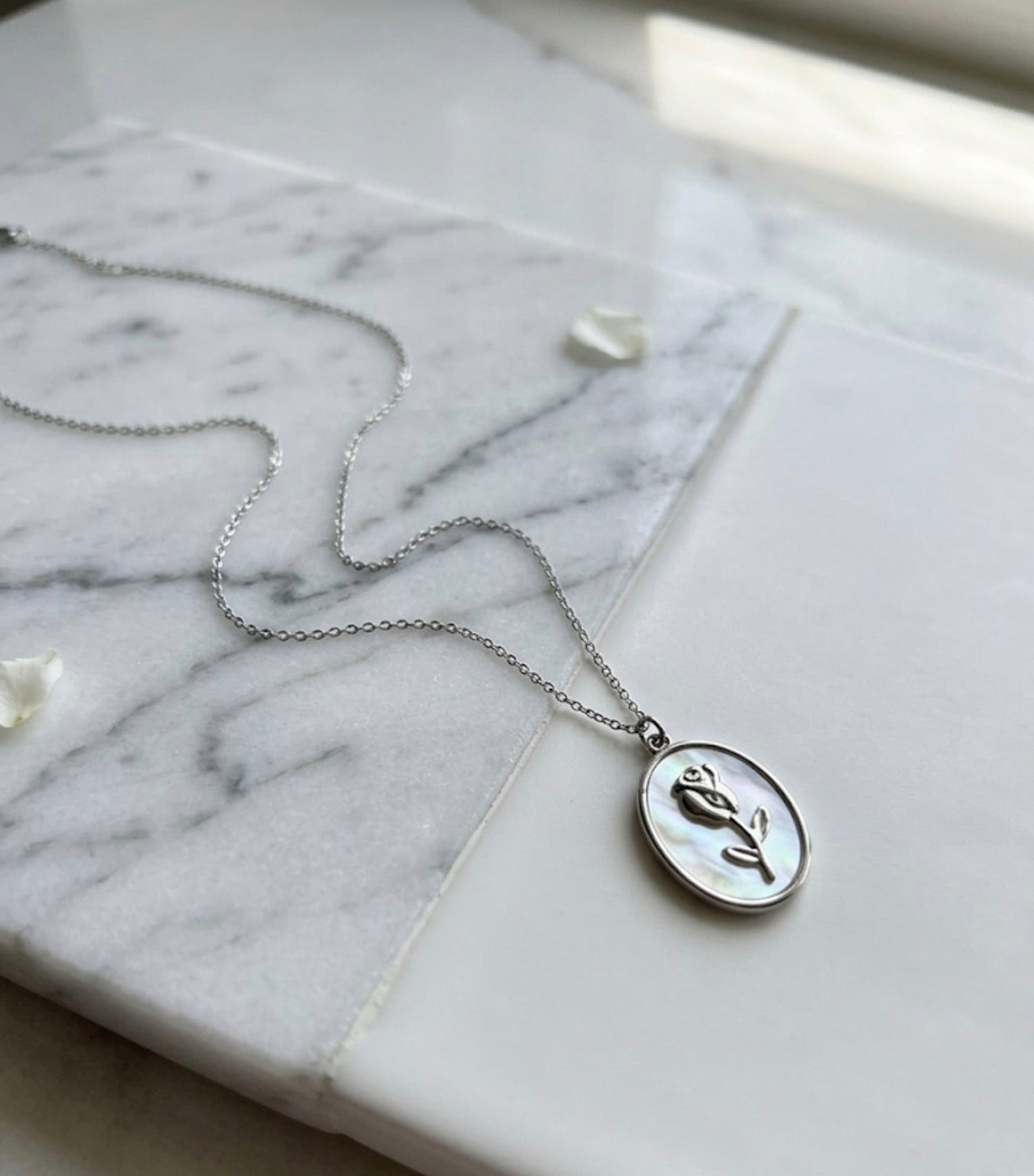 Collana modello “Marilyn” in acciaio inox versione silver e gold