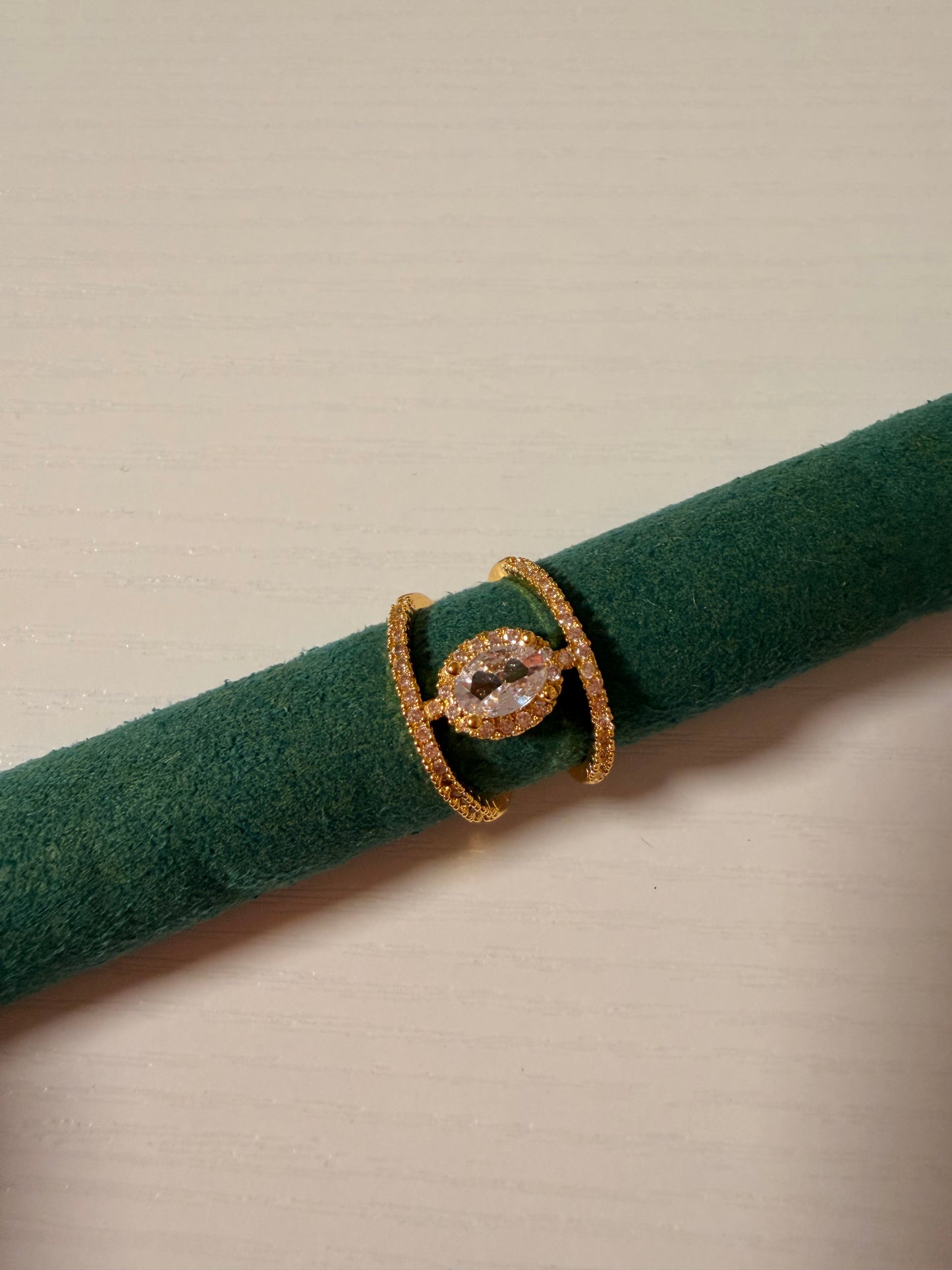 Anello “Elizabeth” regolabile in acciaio inox con strass.