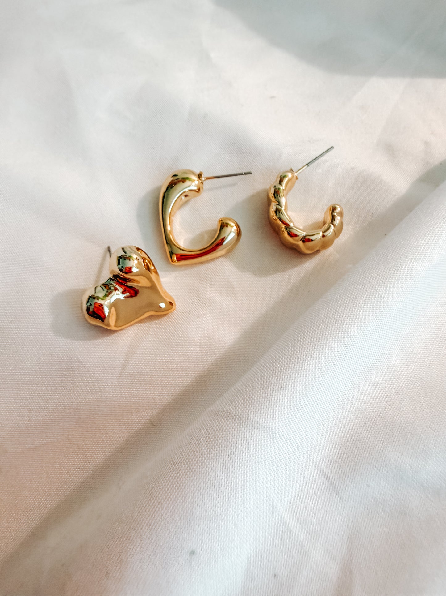 Set orecchini “Harriet” in plastica e acciaio inox. Color argento e oro.