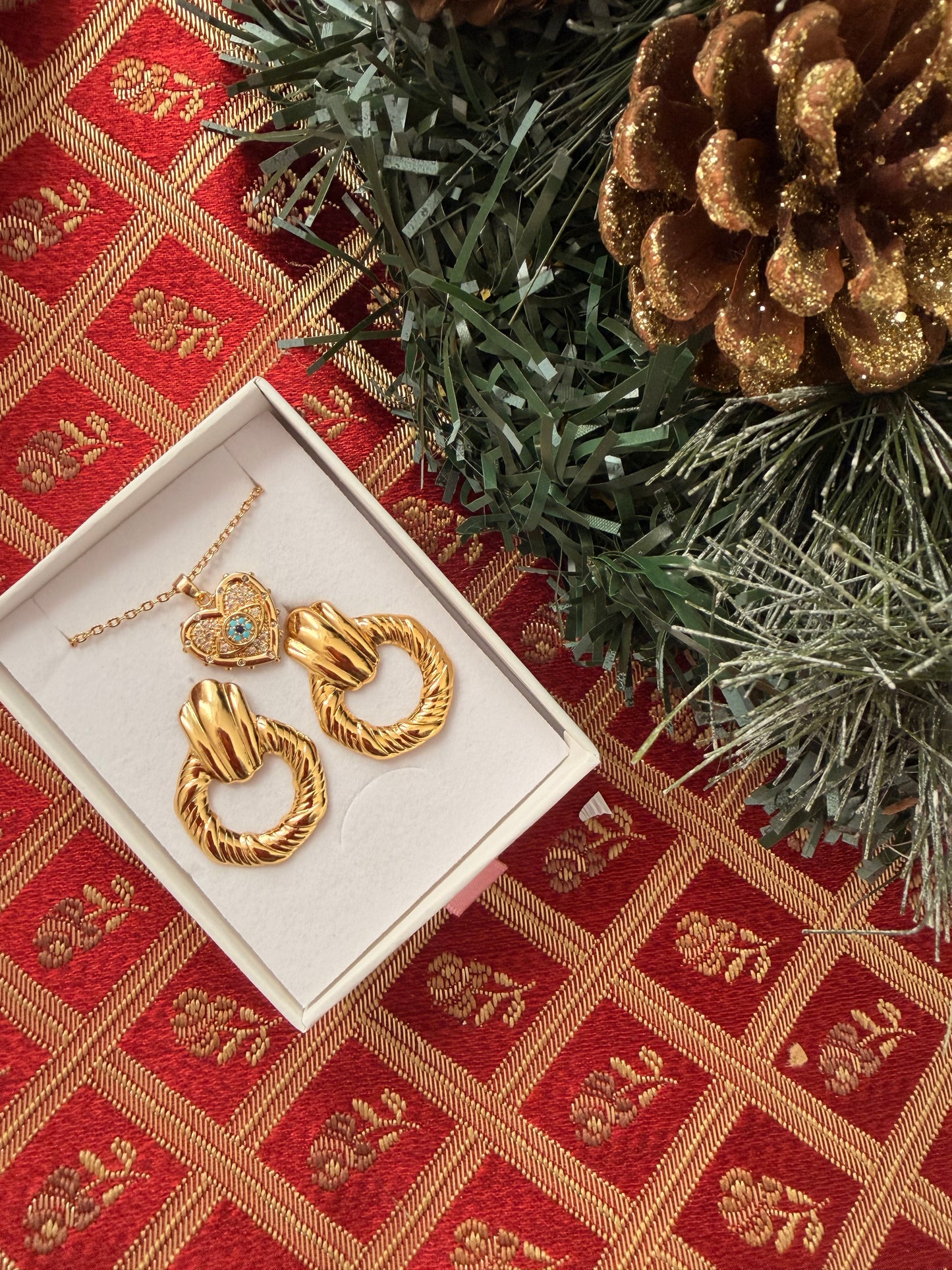 Set natalizio: collana a cuore+orecchini a lobo. Colore oro. In acciaio inox