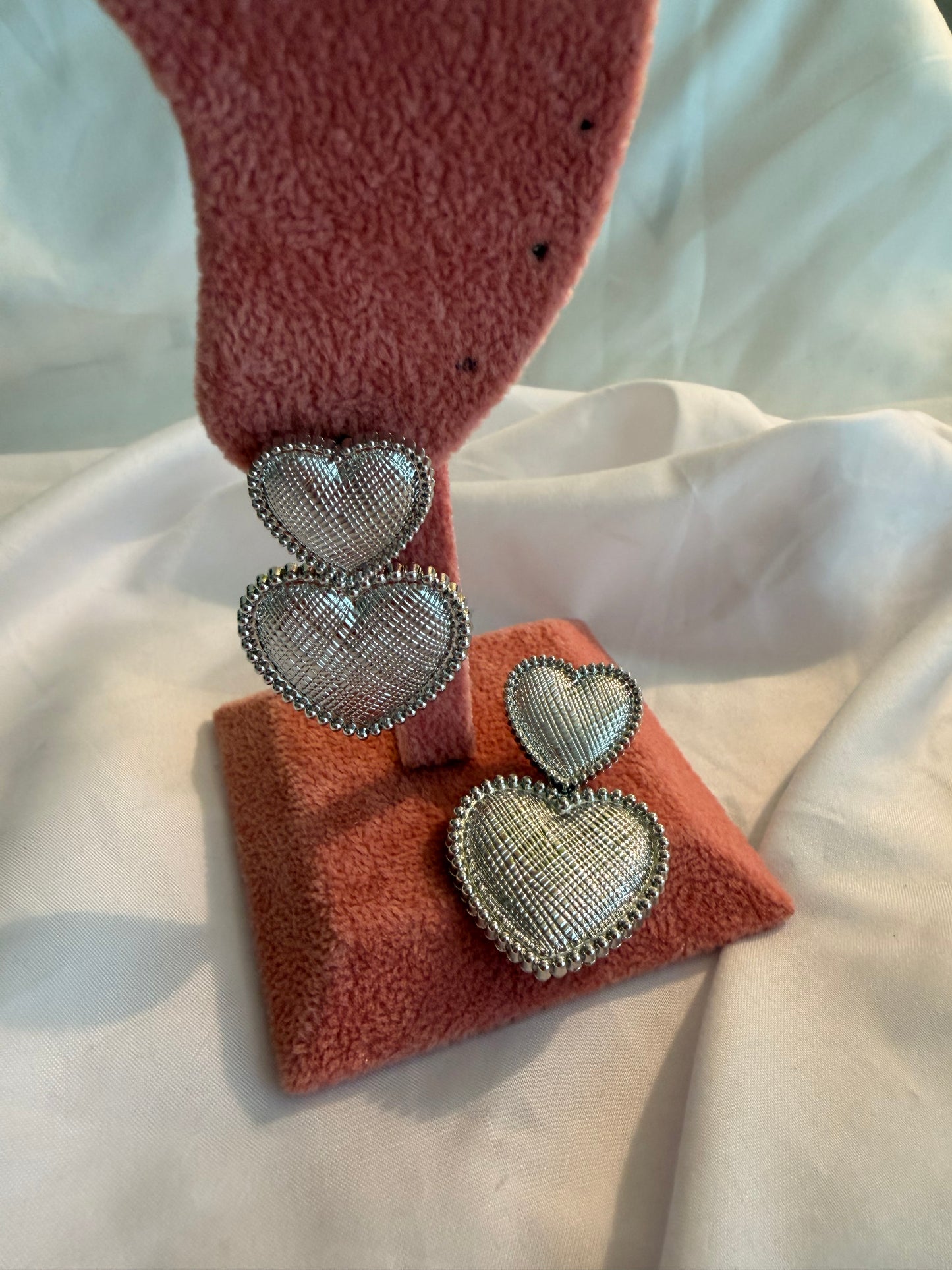 Orecchini “Vera” pendenti in acciaio inox. Color oro e argento.