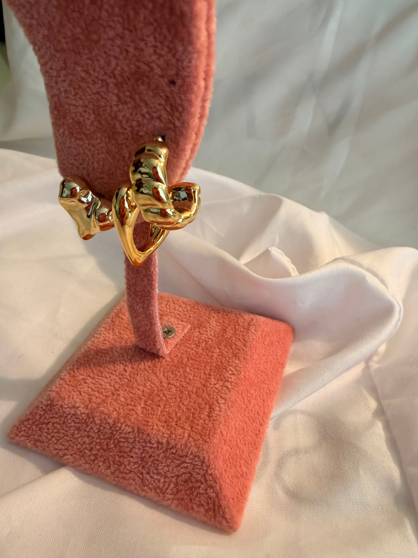 Set orecchini “Harriet” in plastica e acciaio inox. Color argento e oro.