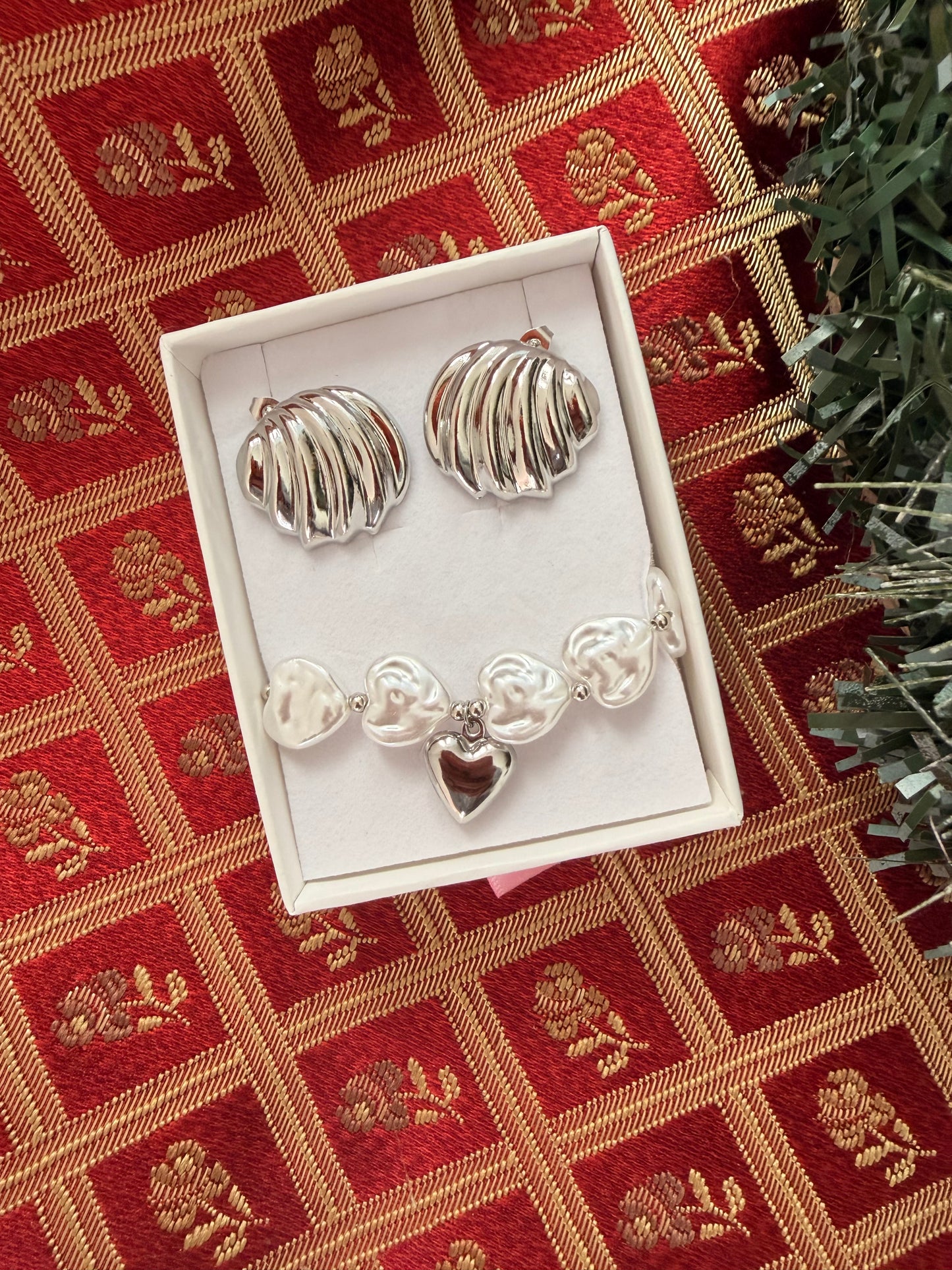 Set natalizio: bracciale con pietre e ciondolo a cuore+ orecchini a lobo. Color argento in acciaio inox.