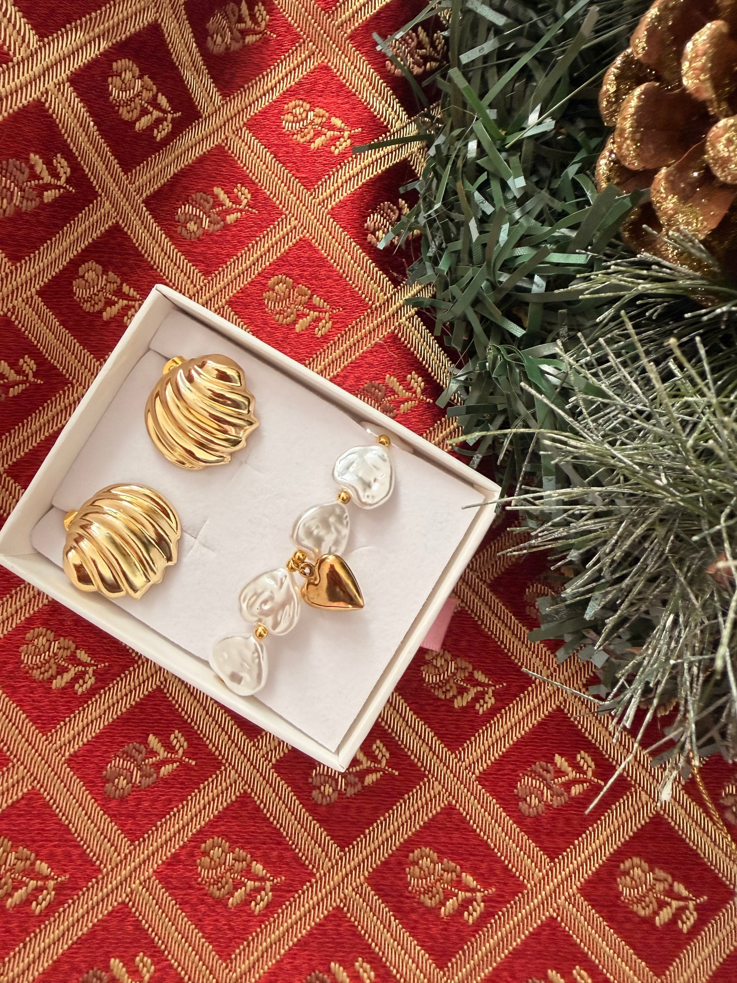 Set natalizio: bracciale con pietre e ciondolo a cuore+ orecchini a lobo. Colore oro. In acciaio inox