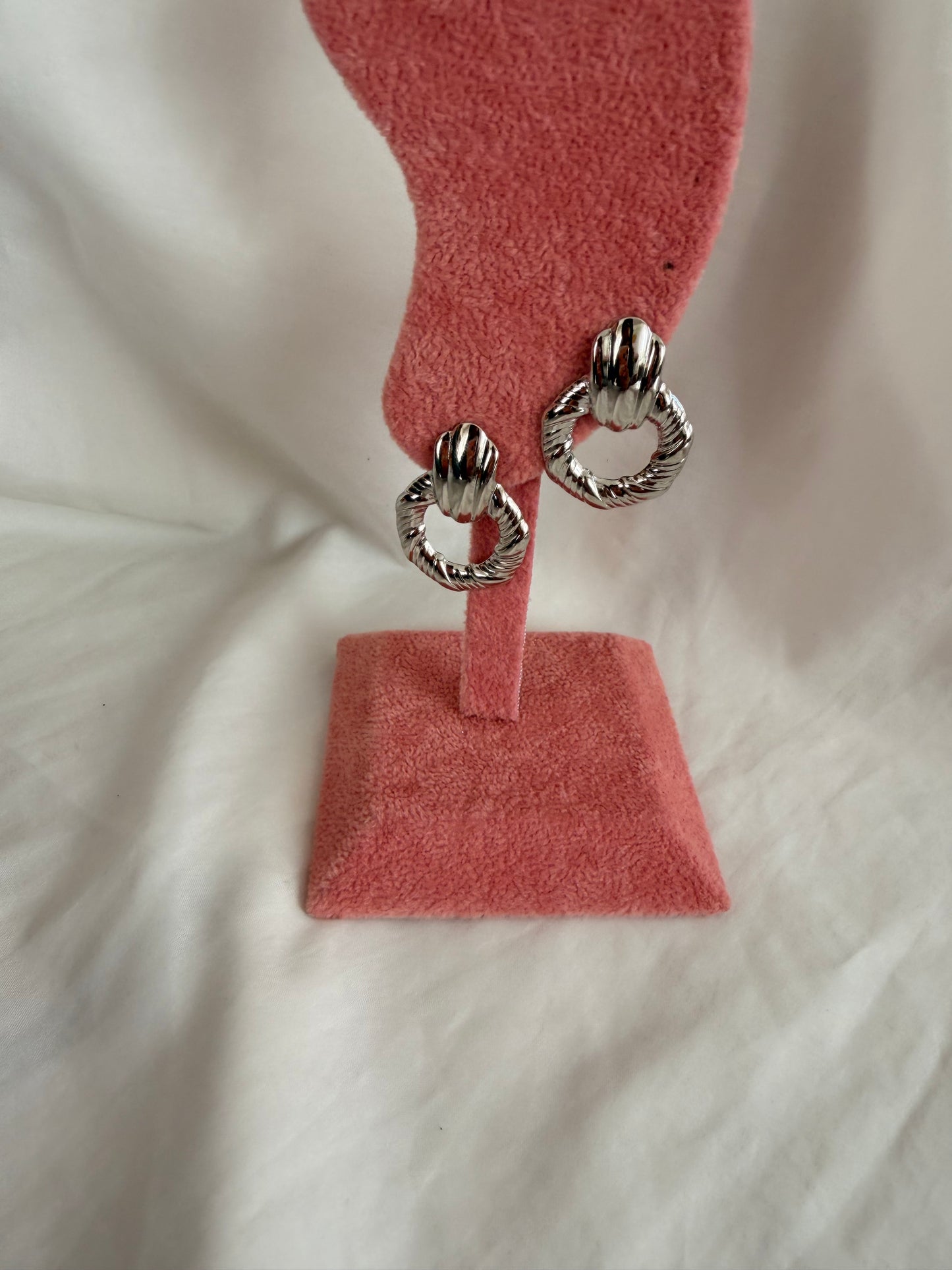 Orecchini Emma a lobo in acciaio inox.