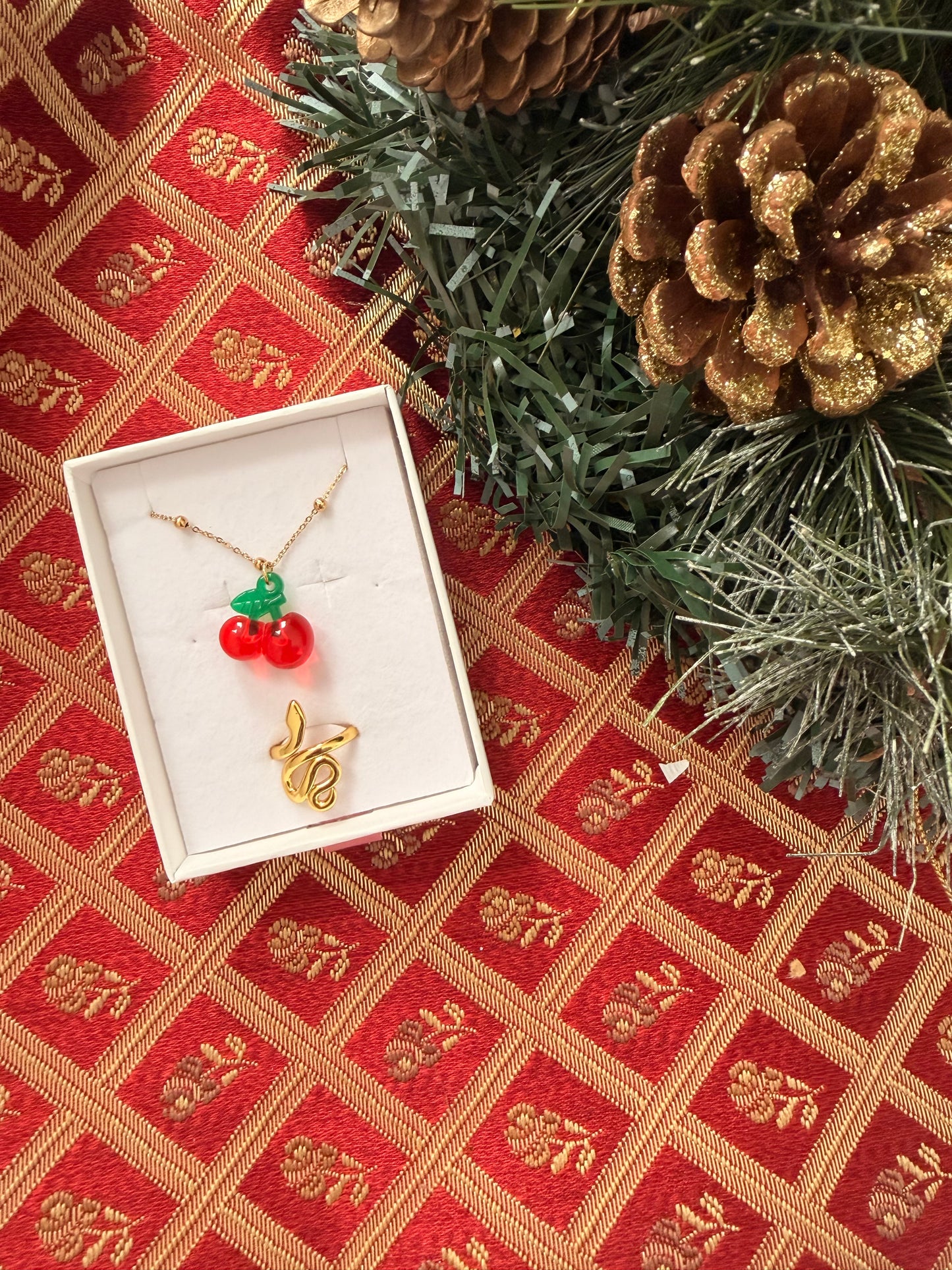 Set Natalizio: bracciale con ciliegie + anello con serpente regolabile. Color oro. In acciaio inox.