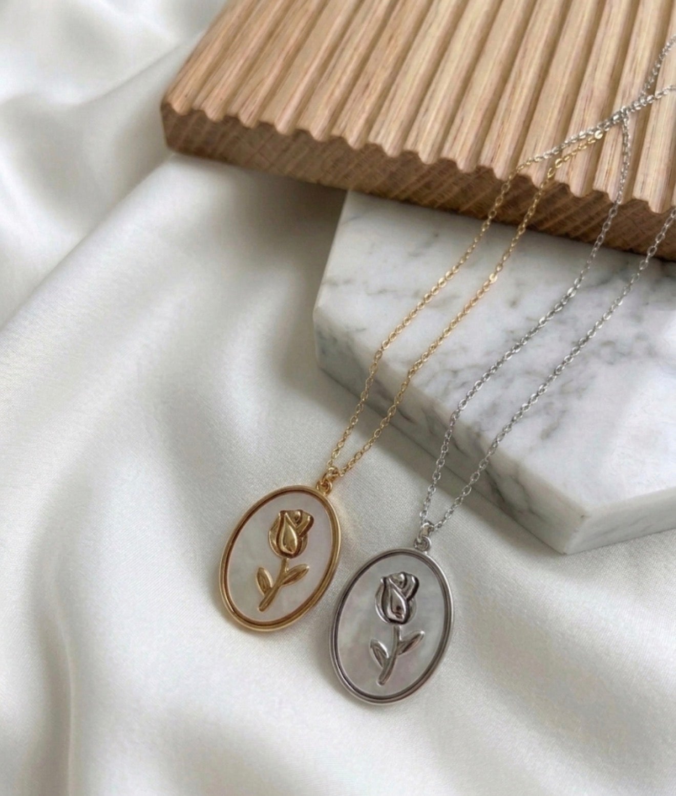 Collana modello “Marilyn” in acciaio inox versione silver e gold