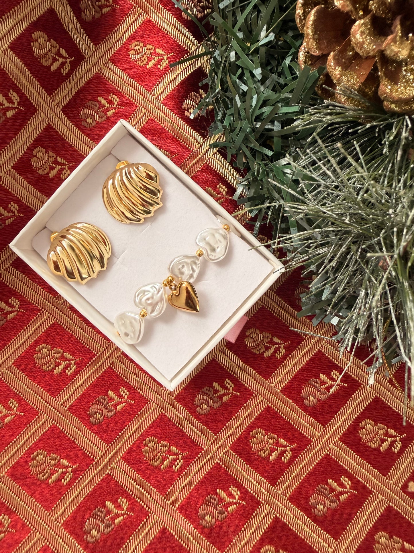 Set natalizio: bracciale con pietre e ciondolo a cuore+ orecchini a lobo. Colore oro. In acciaio inox