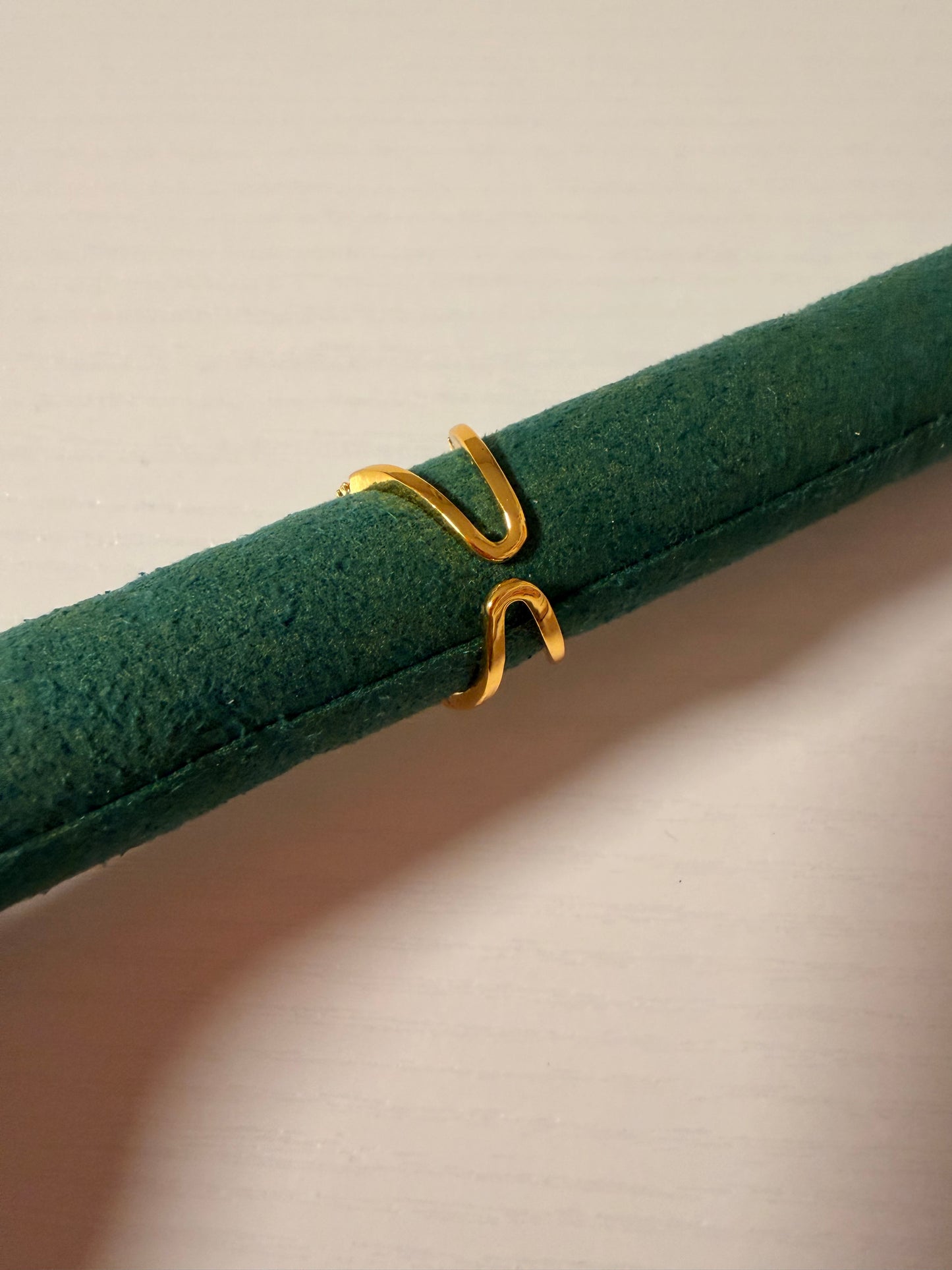 Anello “Elizabeth” regolabile in acciaio inox con strass.