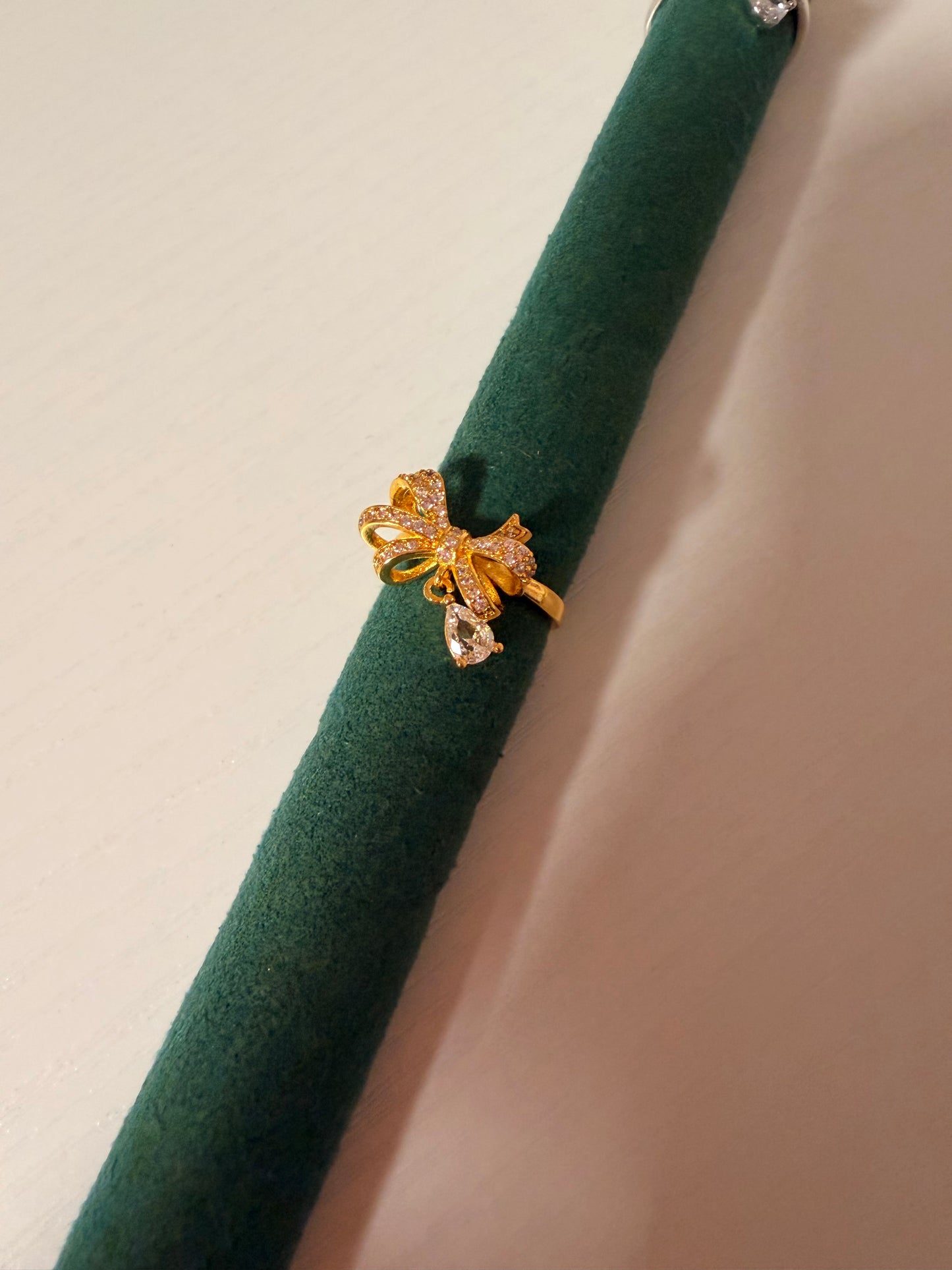 Anello “Virginia” regolabile in acciaio inox con fiocco con strass e strass pendente