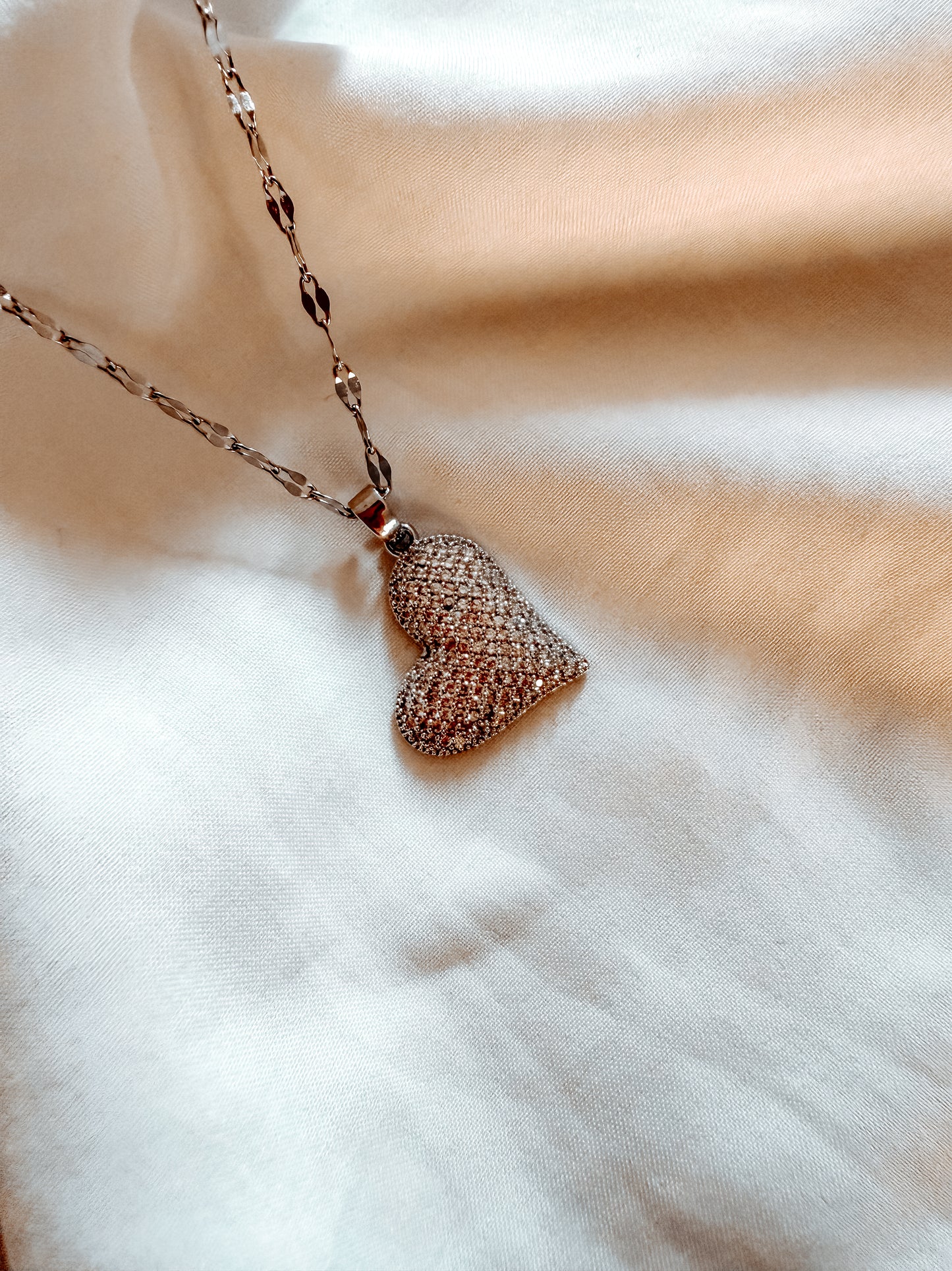 Collana “Vera” in acciaio inox, con cuore con strass in oro e argento