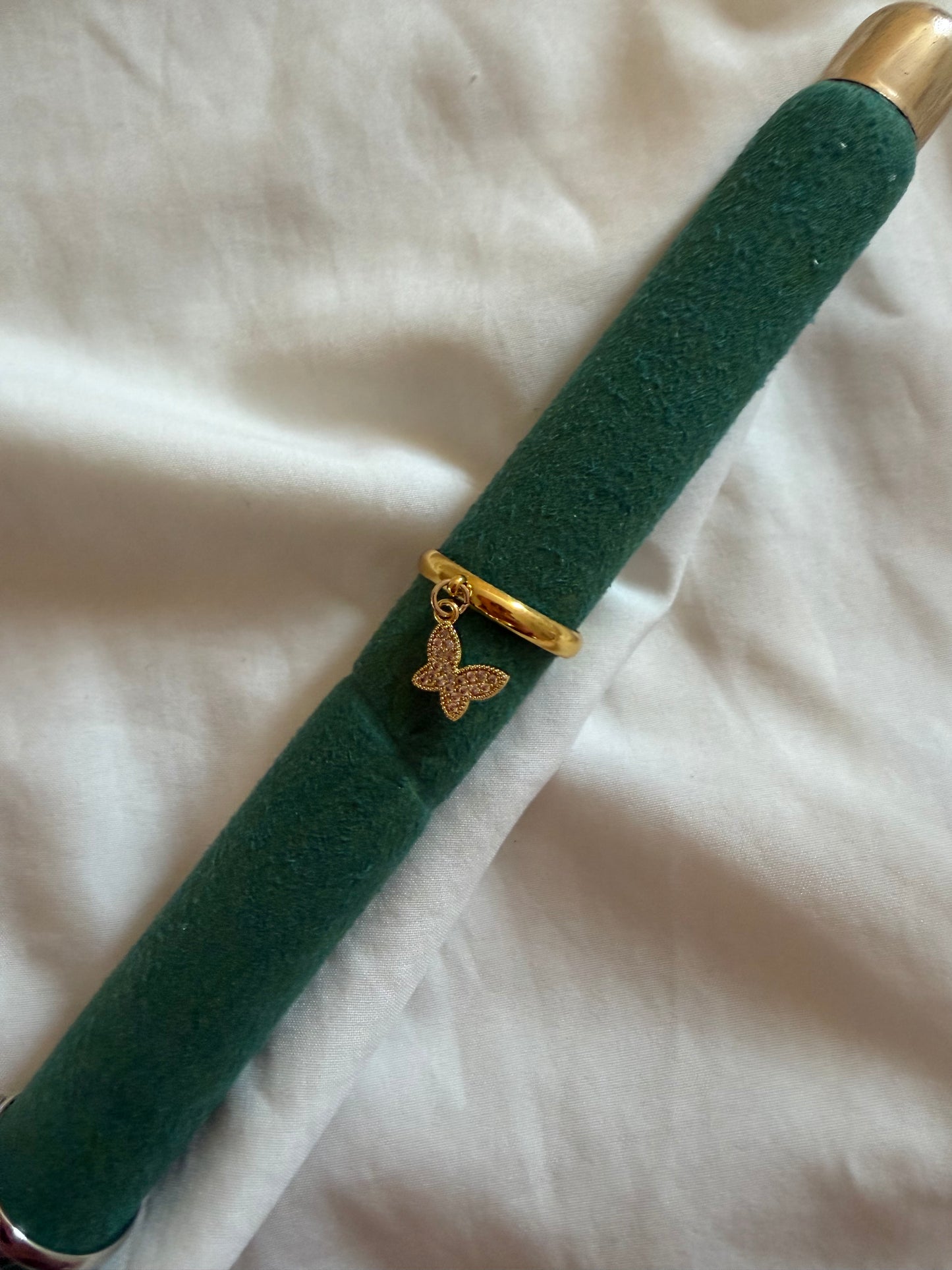 Anello “Sybilla” regolabile in acciaio inox color oro e argento. Con pendente con strass