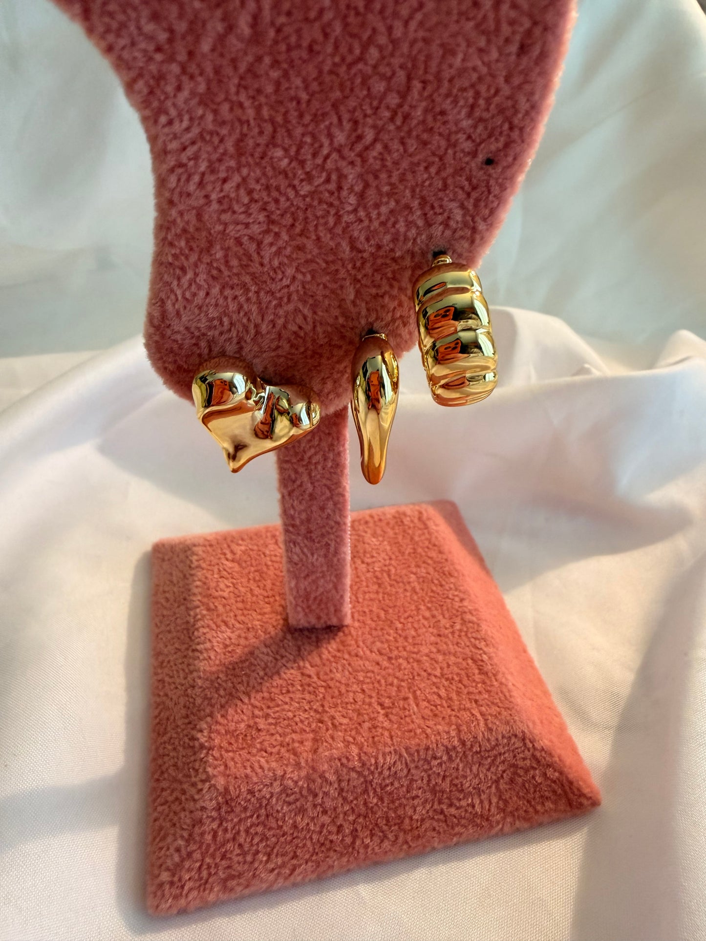 Set orecchini “Harriet” in plastica e acciaio inox. Color argento e oro.