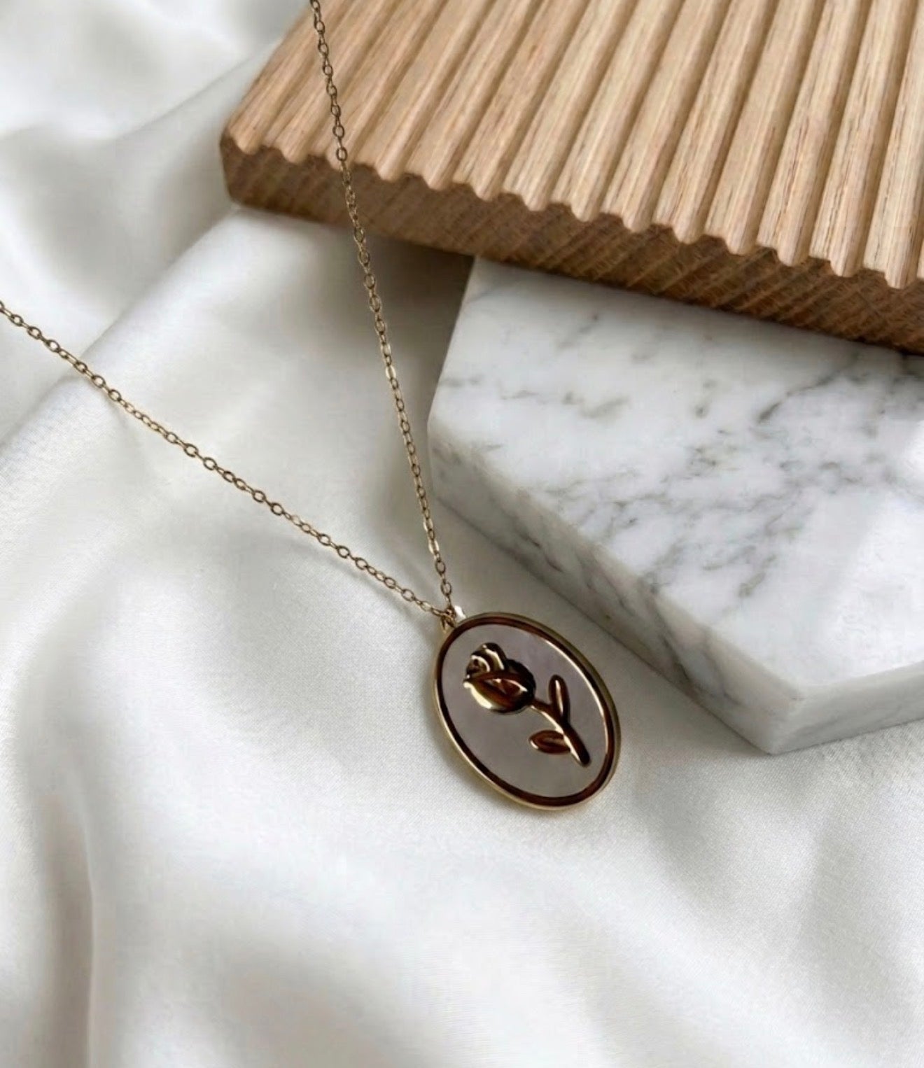 Collana modello “Marilyn” in acciaio inox versione silver e gold