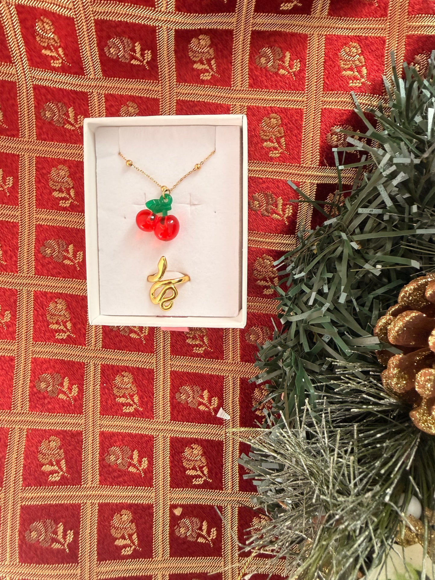 Set Natalizio: bracciale con ciliegie + anello con serpente regolabile. Color oro. In acciaio inox.