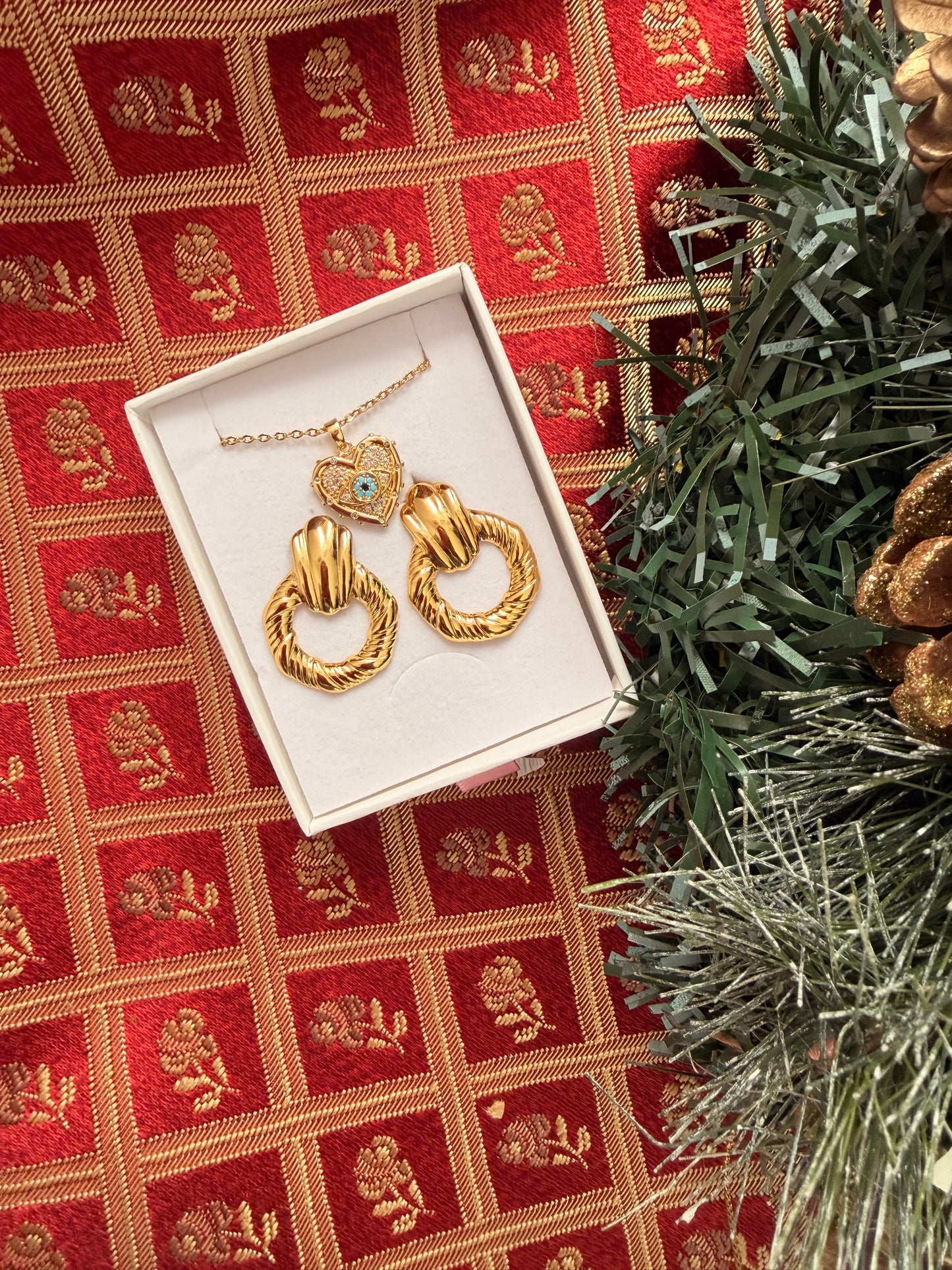 Set natalizio: collana a cuore+orecchini a lobo. Colore oro. In acciaio inox