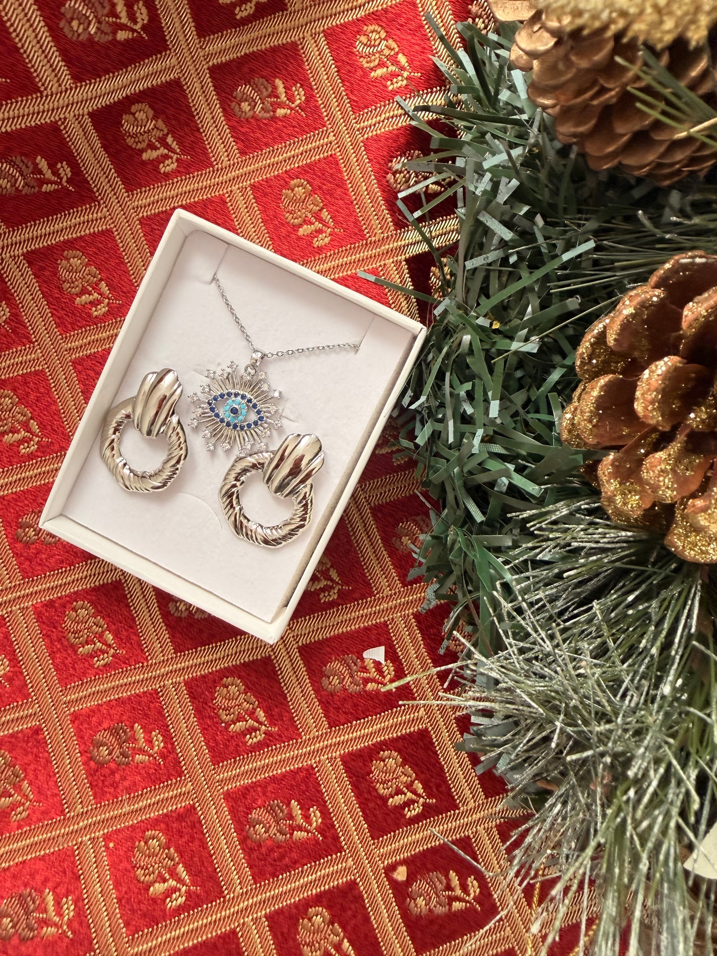 Set natalizio: collana con occhio e strass+orecchini a lobo. Colore argento. In acciaio inox