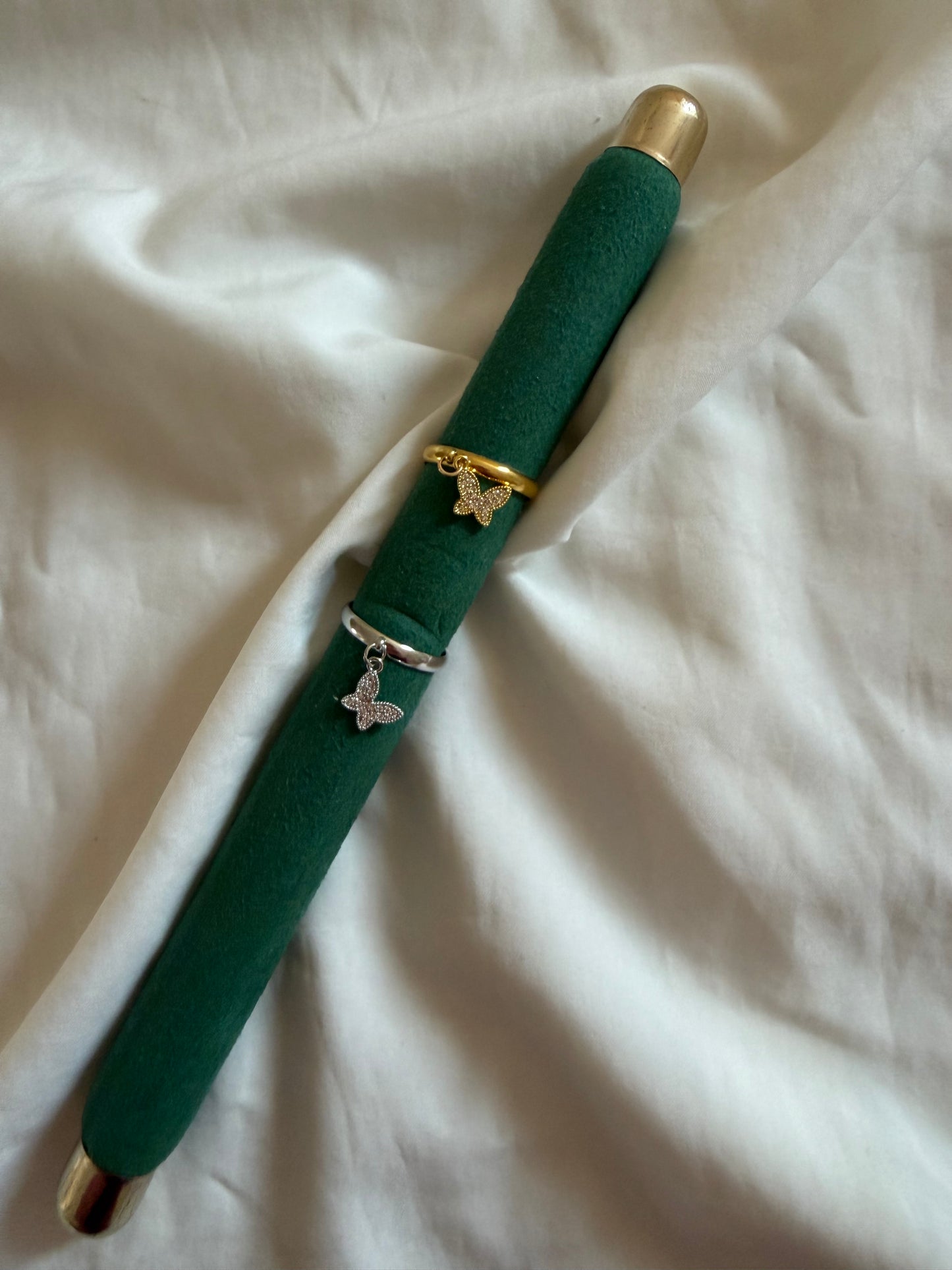 Anello “Sybilla” regolabile in acciaio inox color oro e argento. Con pendente con strass