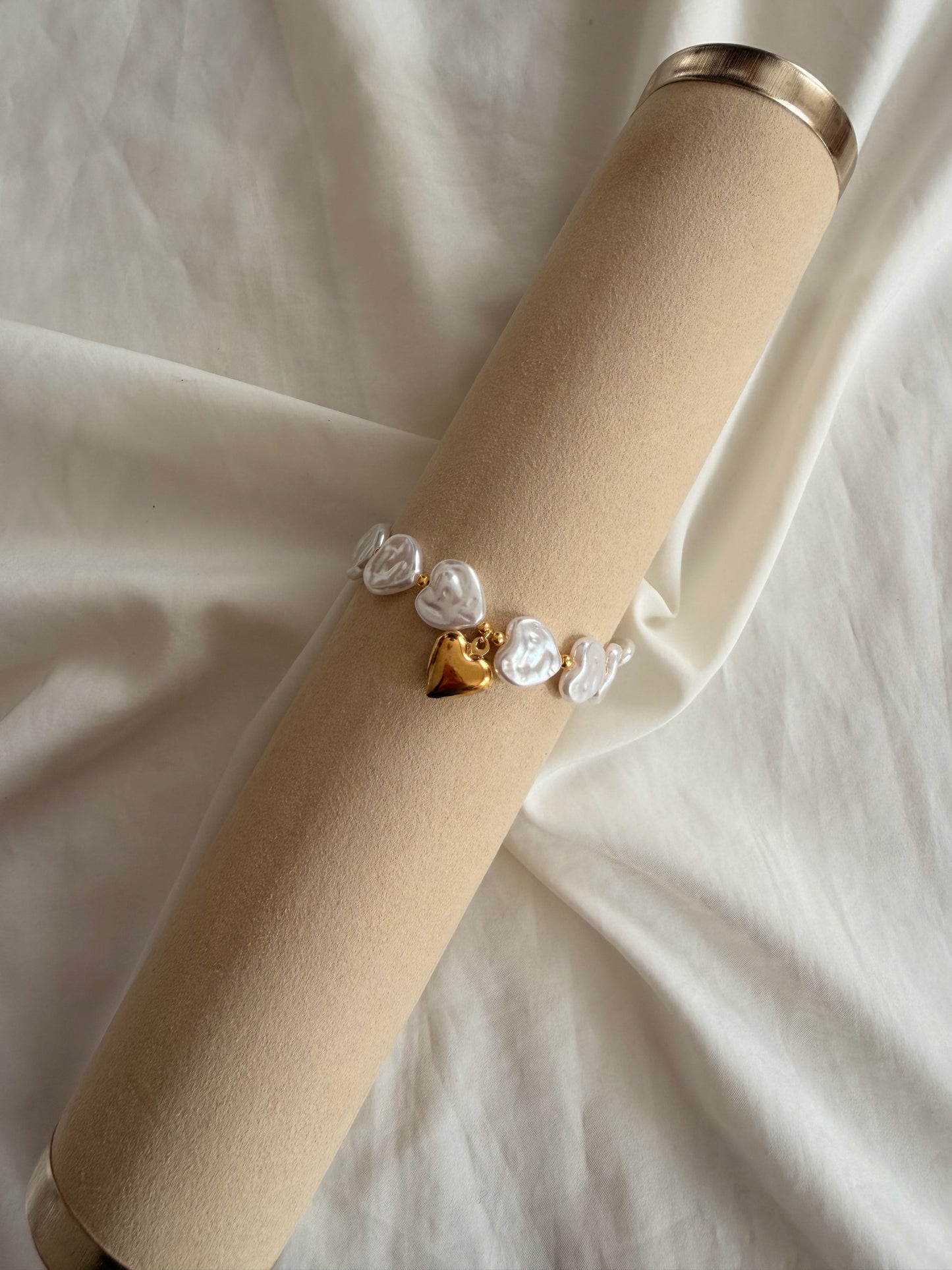 Bracciale Diana in acciaio inox con perle e ciondolo a cuore. In oro e argento