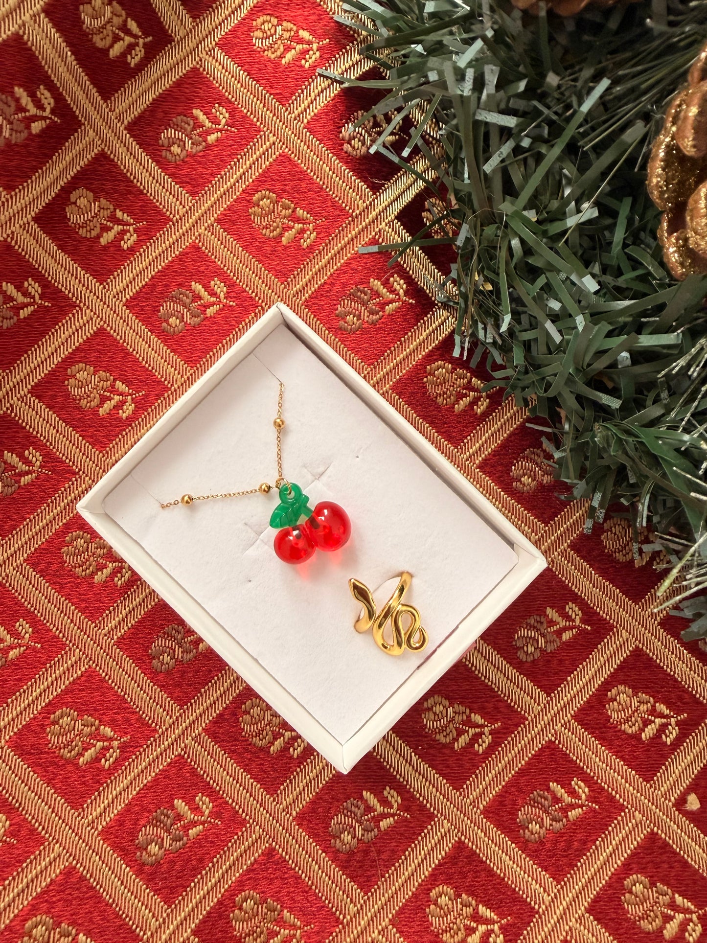 Set Natalizio: bracciale con ciliegie + anello con serpente regolabile. Color oro. In acciaio inox.