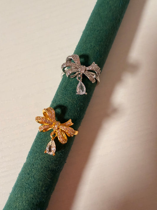 Anello “Virginia” regolabile in acciaio inox con fiocco con strass e strass pendente