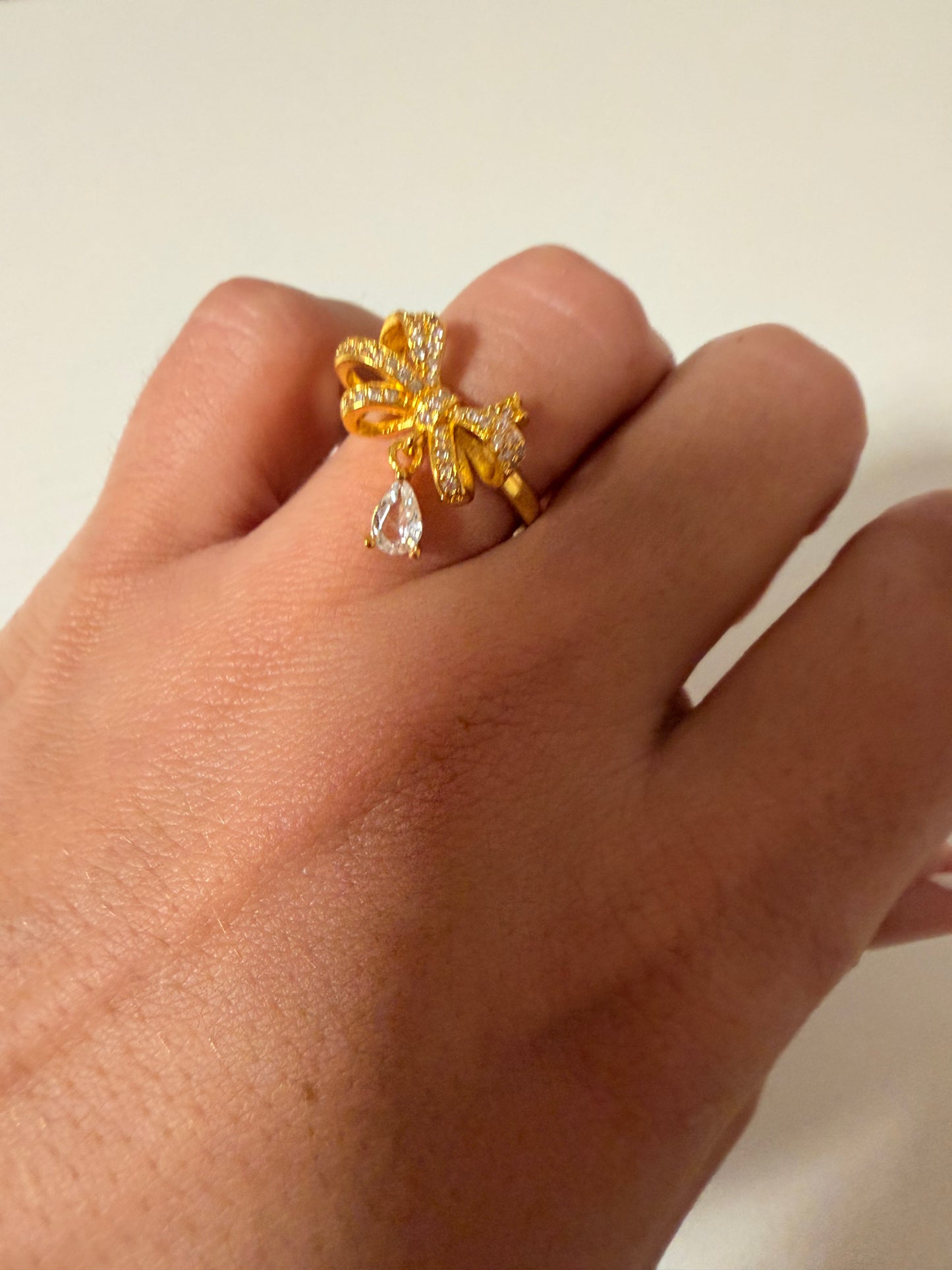 Anello “Virginia” regolabile in acciaio inox con fiocco con strass e strass pendente