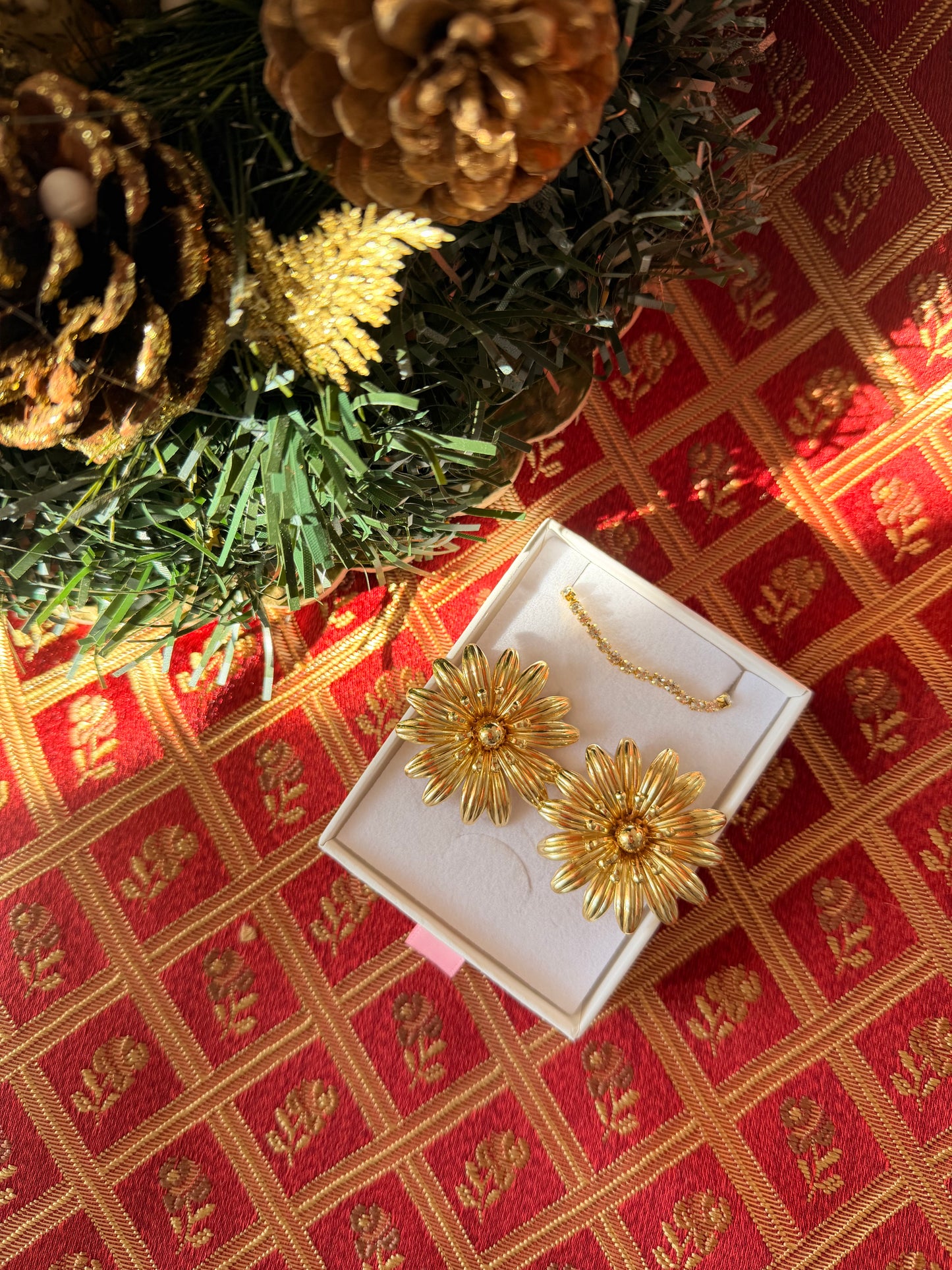 Set natalizio: bracciale tennis+orecchini a Margherita a lobo. In acciaio inox. Color oro