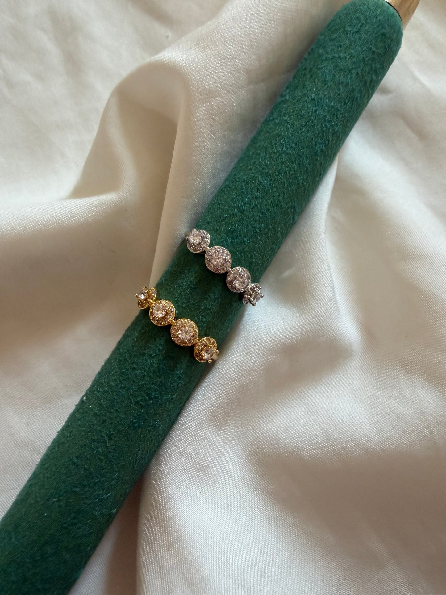 Anello “Kate” in acciaio inox regolabile con strass in oro e argento